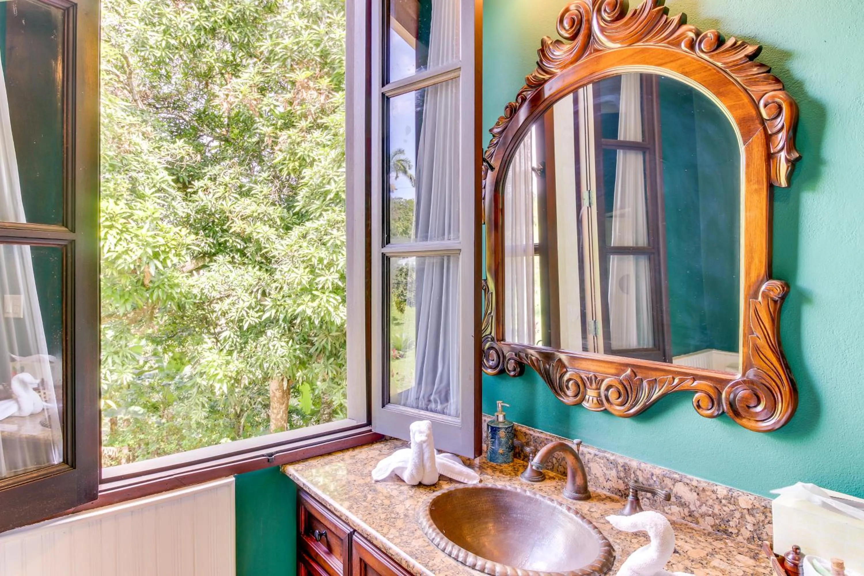 Colonial Suite @ Mahogany Hall