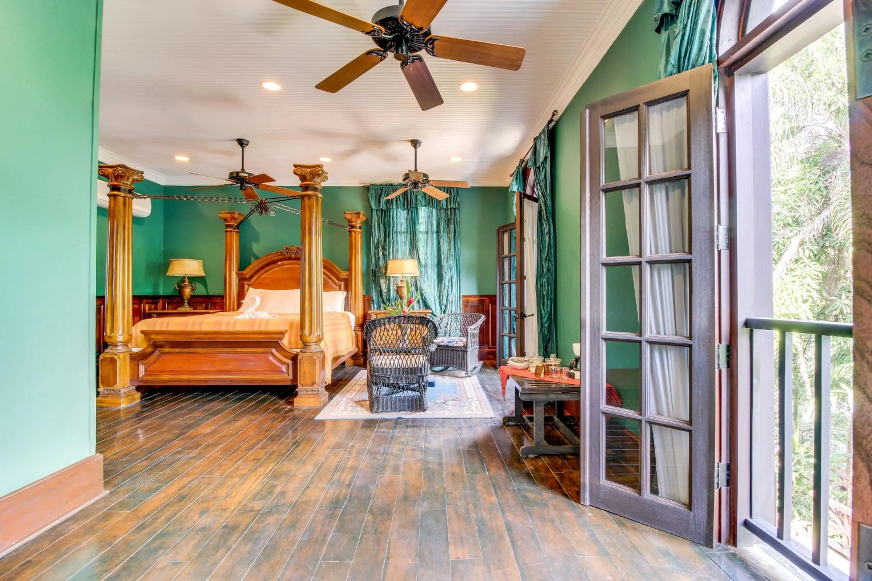 Bed in Colonial Suite @ Mahogany Hall