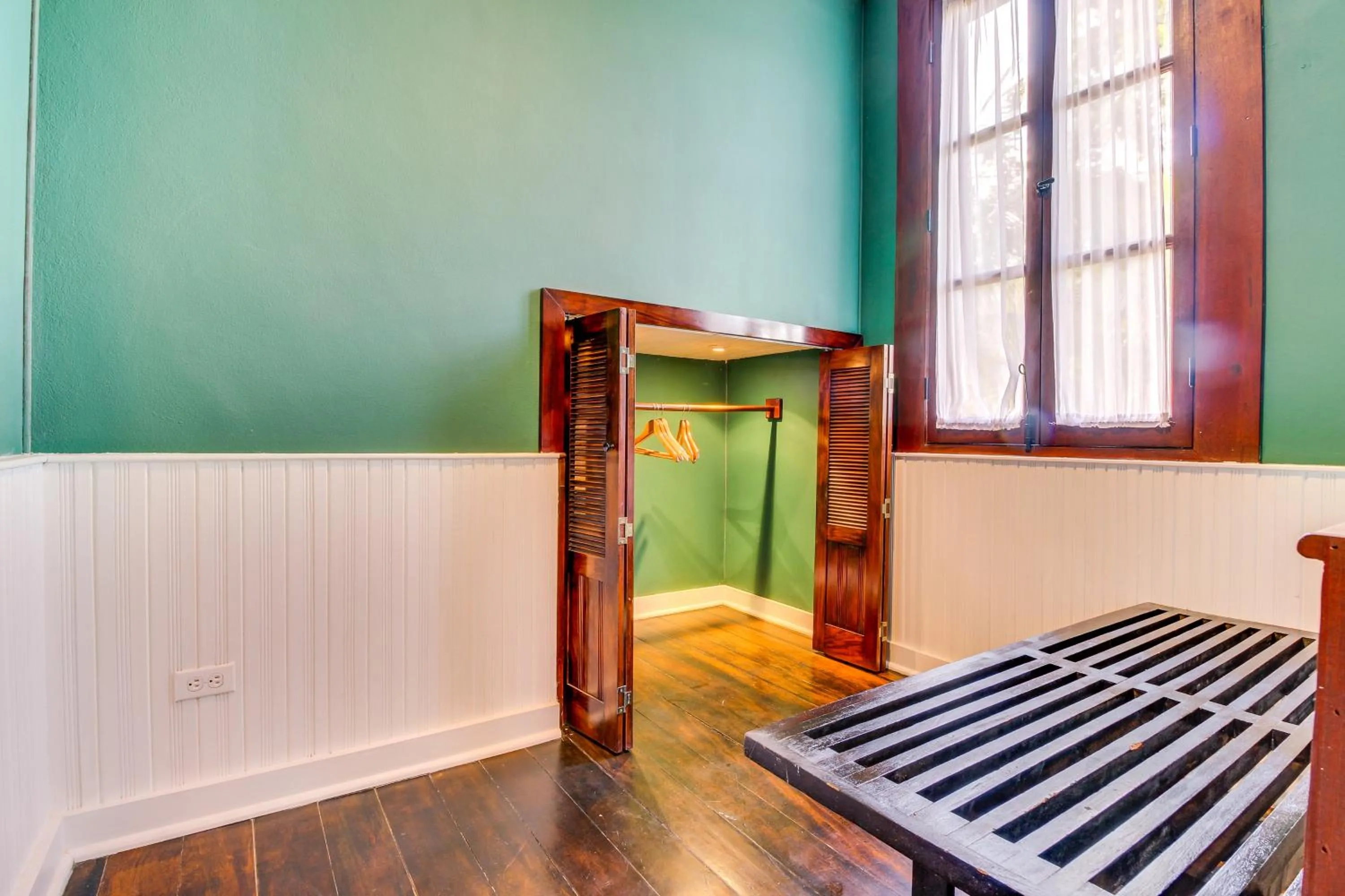 Bed in Colonial Suite @ Mahogany Hall