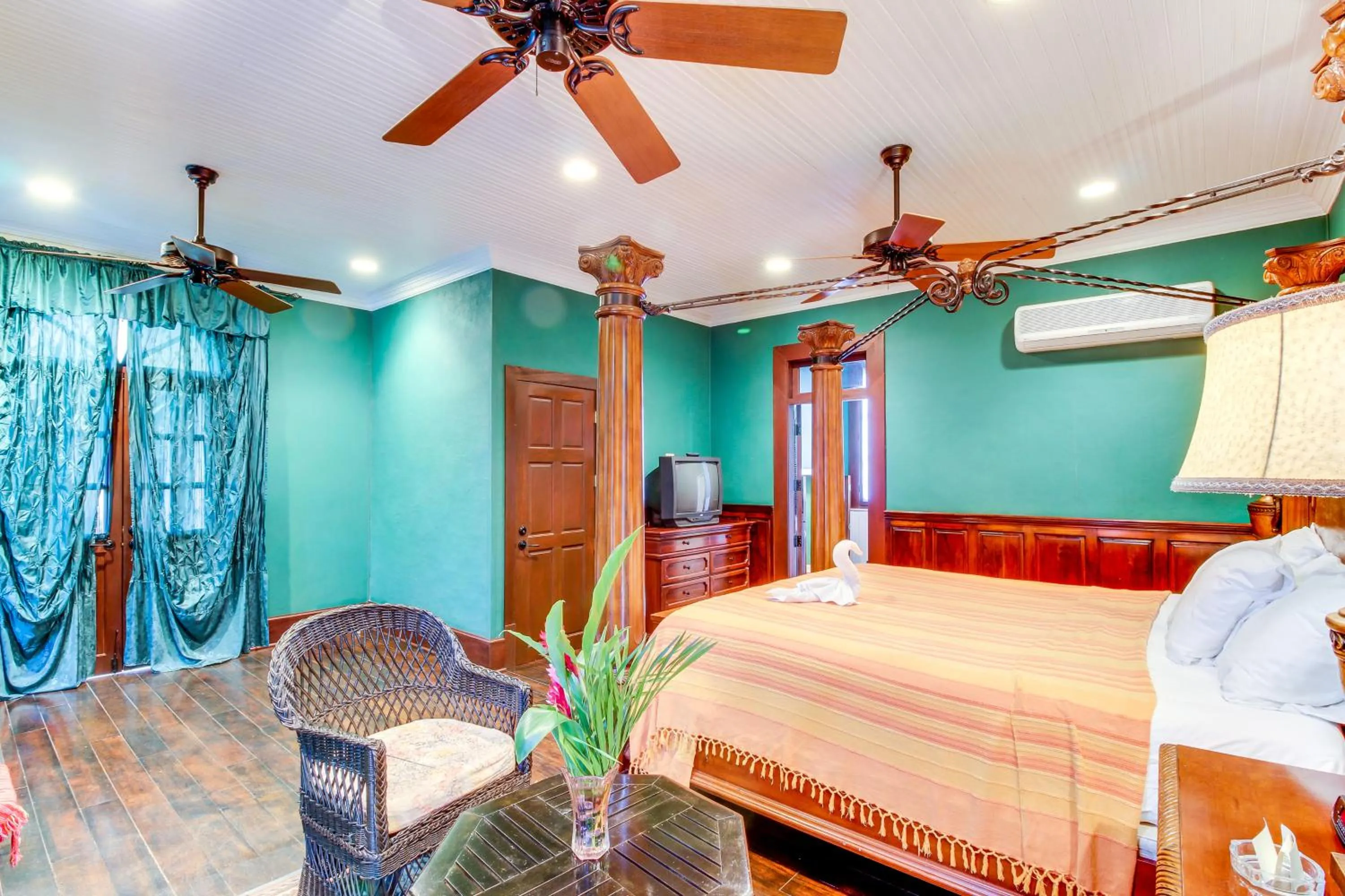 Bed in Colonial Suite @ Mahogany Hall