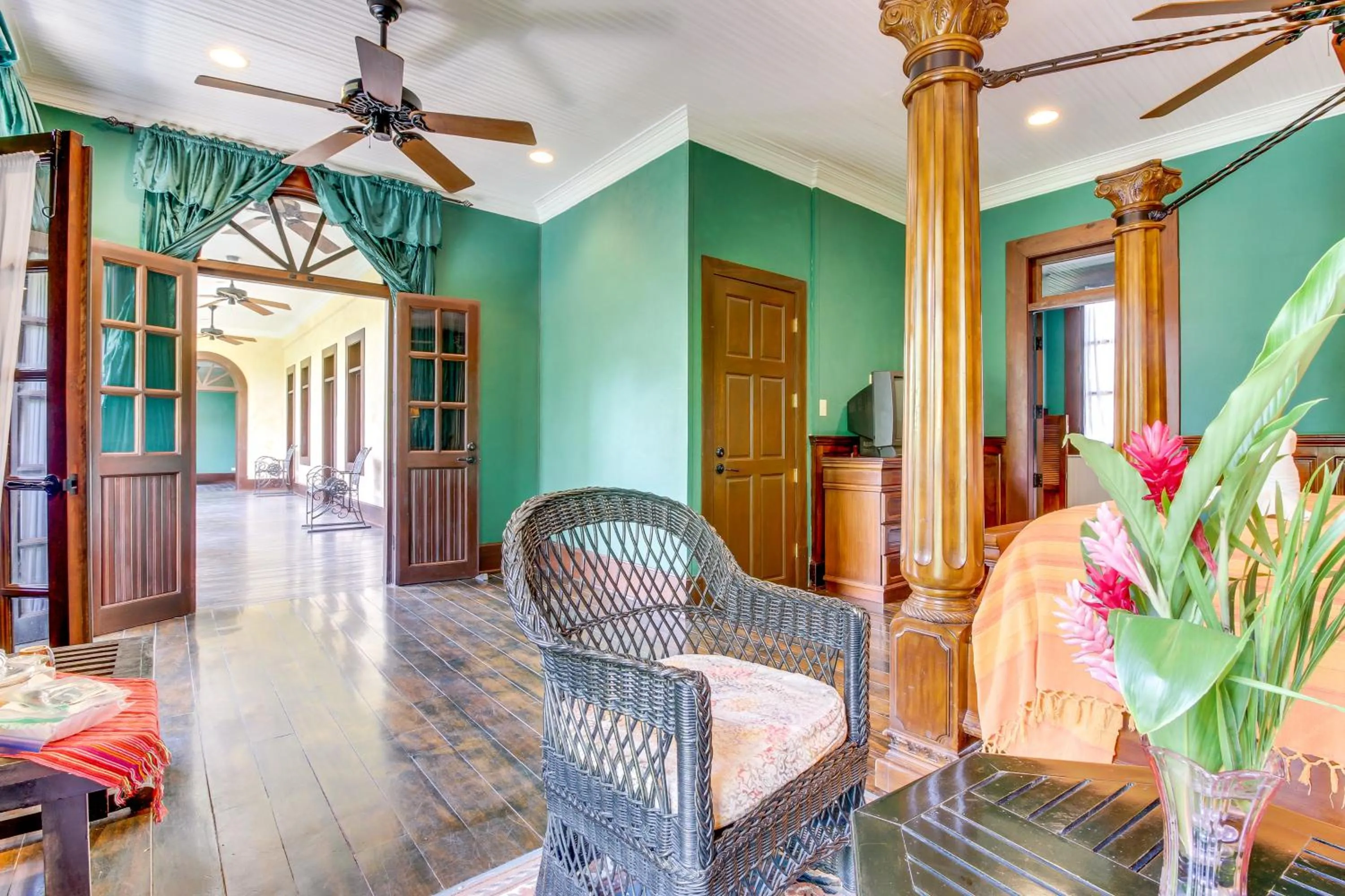 Colonial Suite @ Mahogany Hall