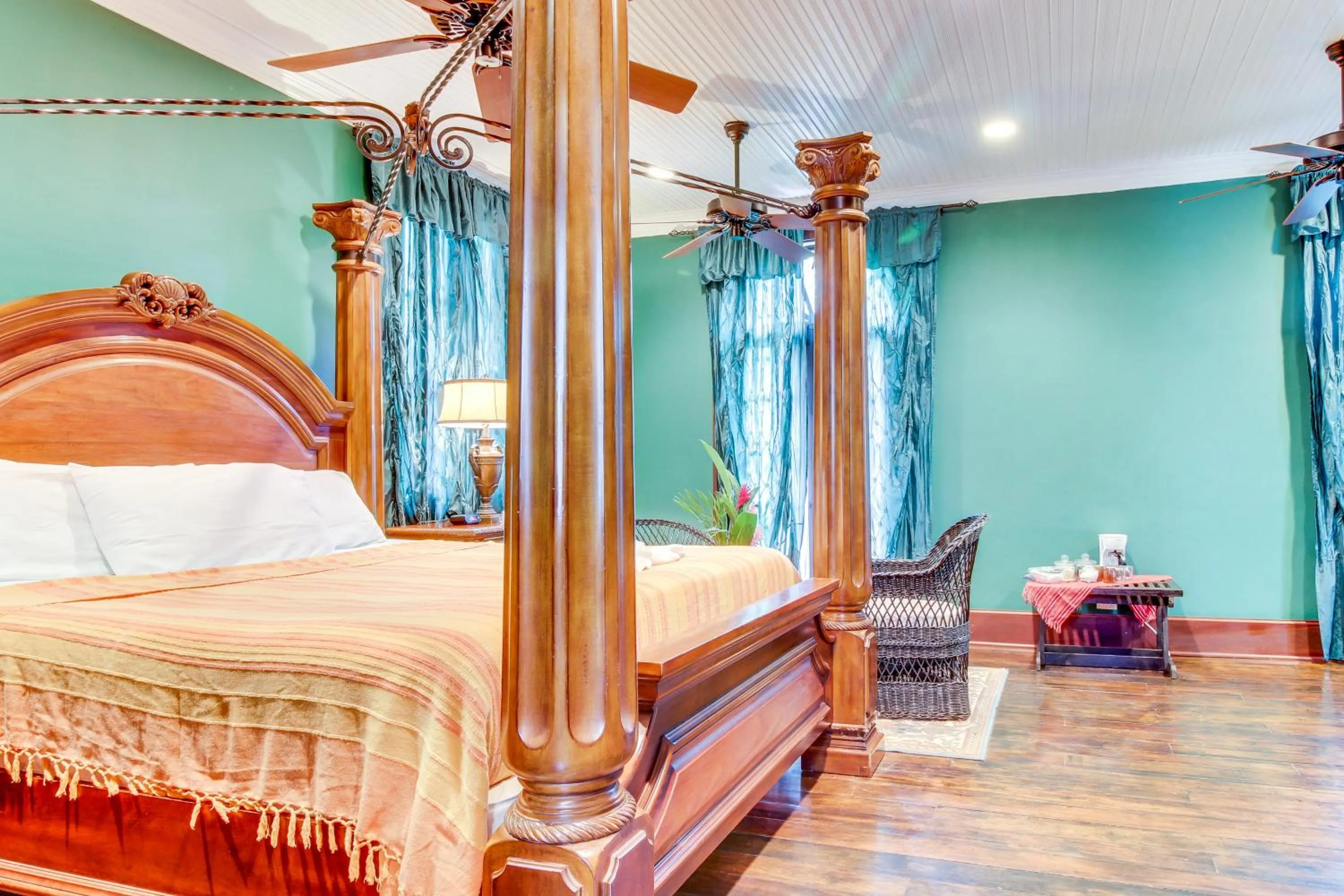 Bed in Colonial Suite @ Mahogany Hall