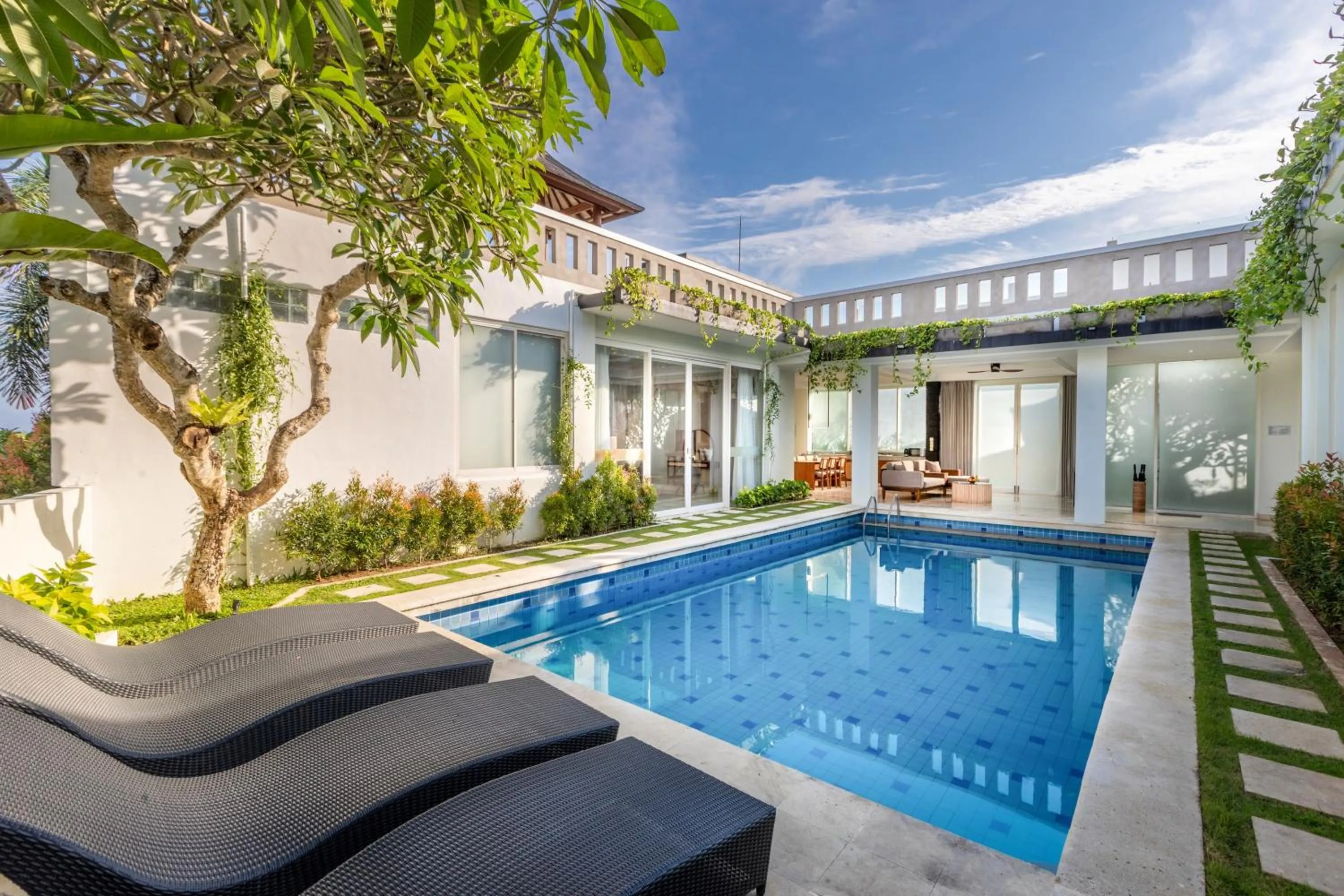 Swimming pool in Nunamkhalu Private Villa and Spa