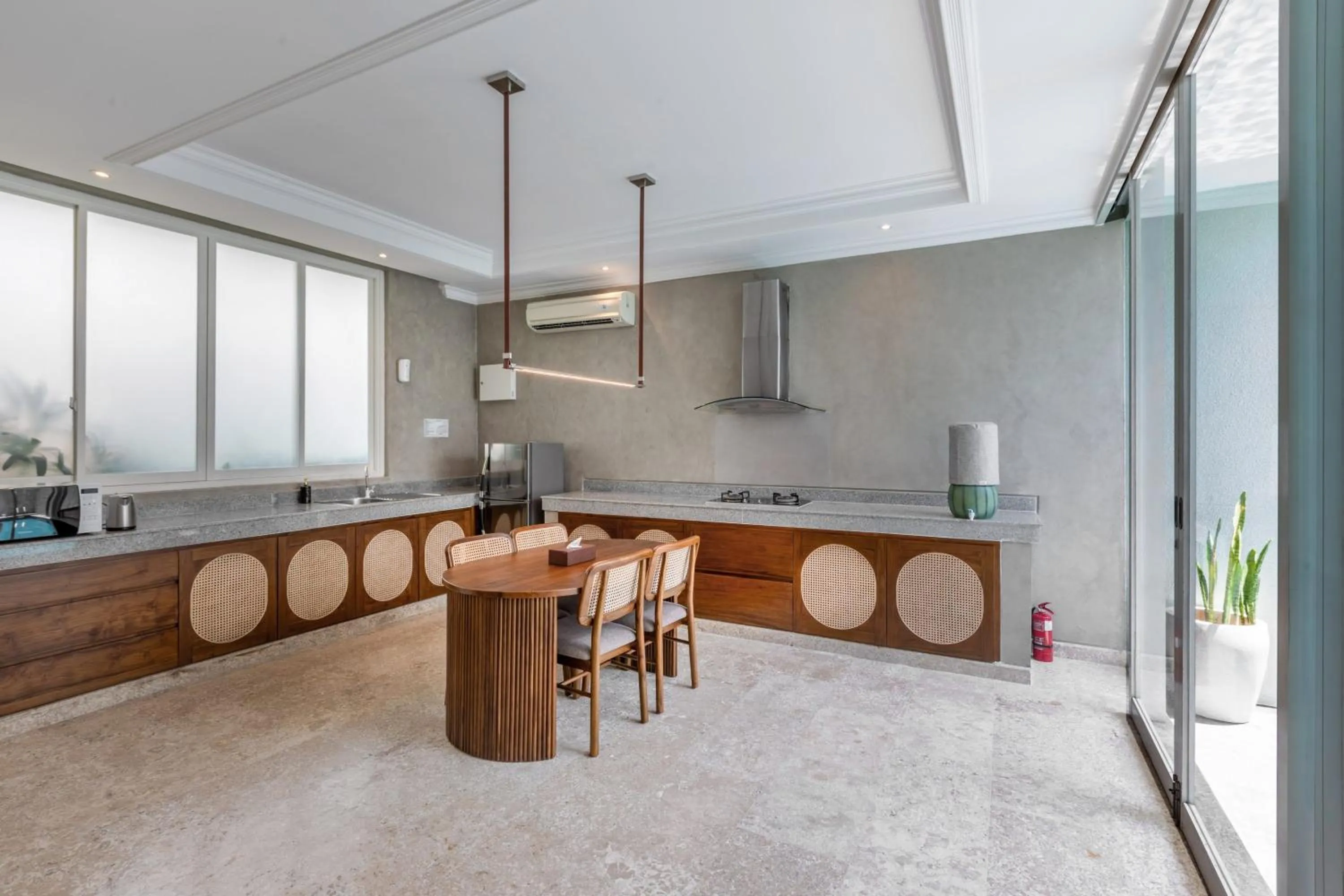 Kitchen or kitchenette in Nunamkhalu Private Villa and Spa