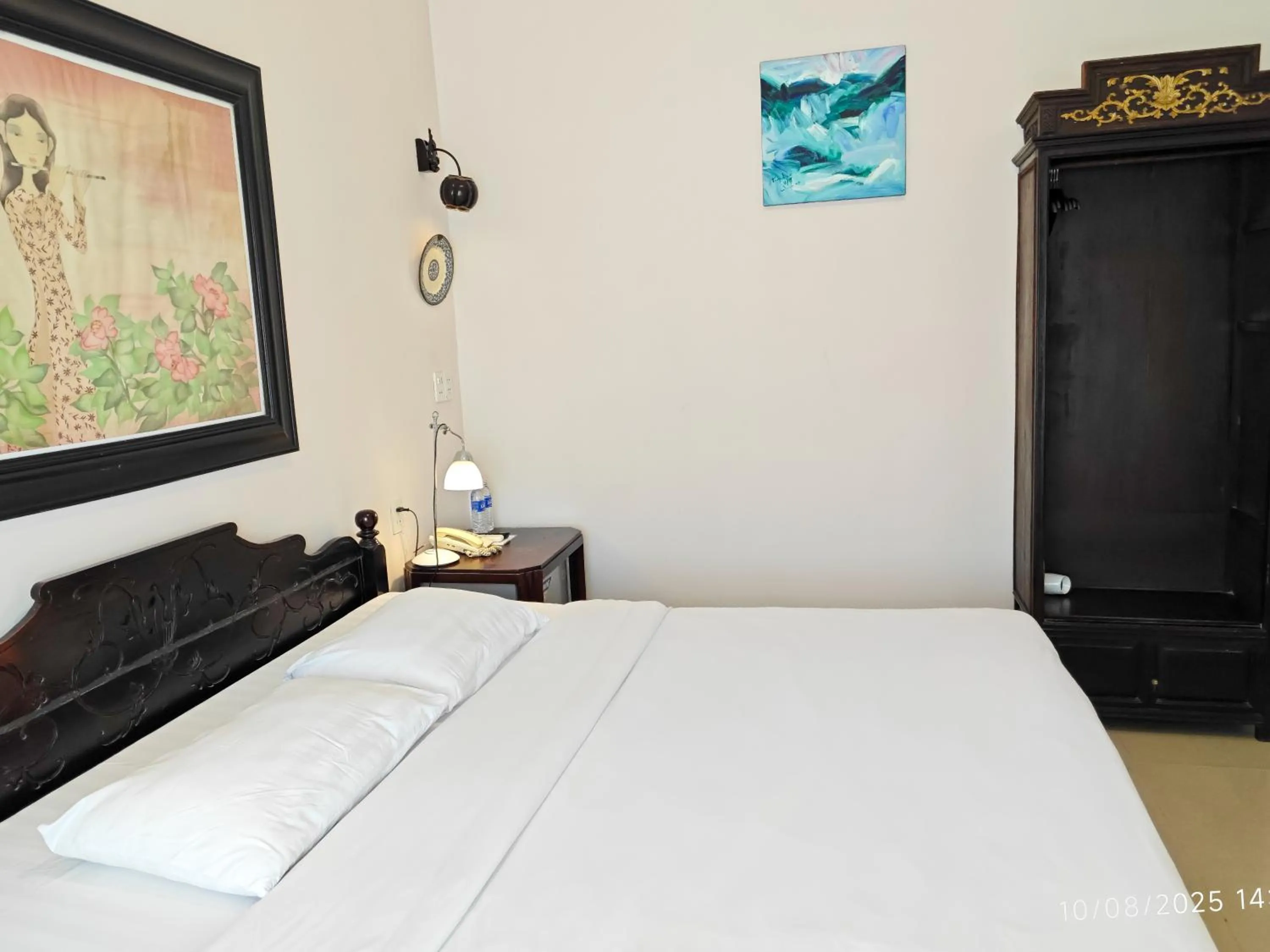 Shower, Bed in Hue Nino Hotel