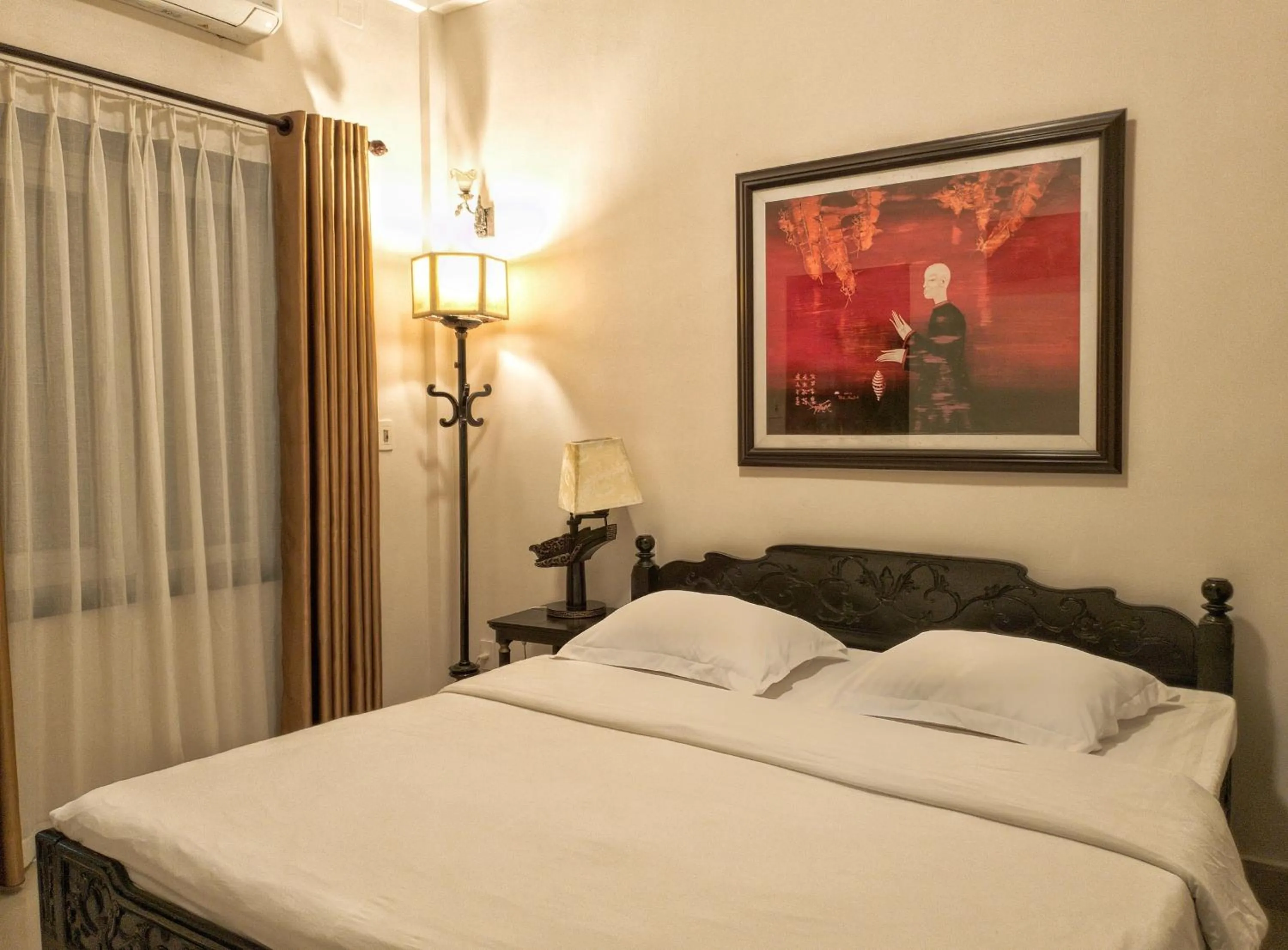 Toilet, Bed in Hue Nino Hotel