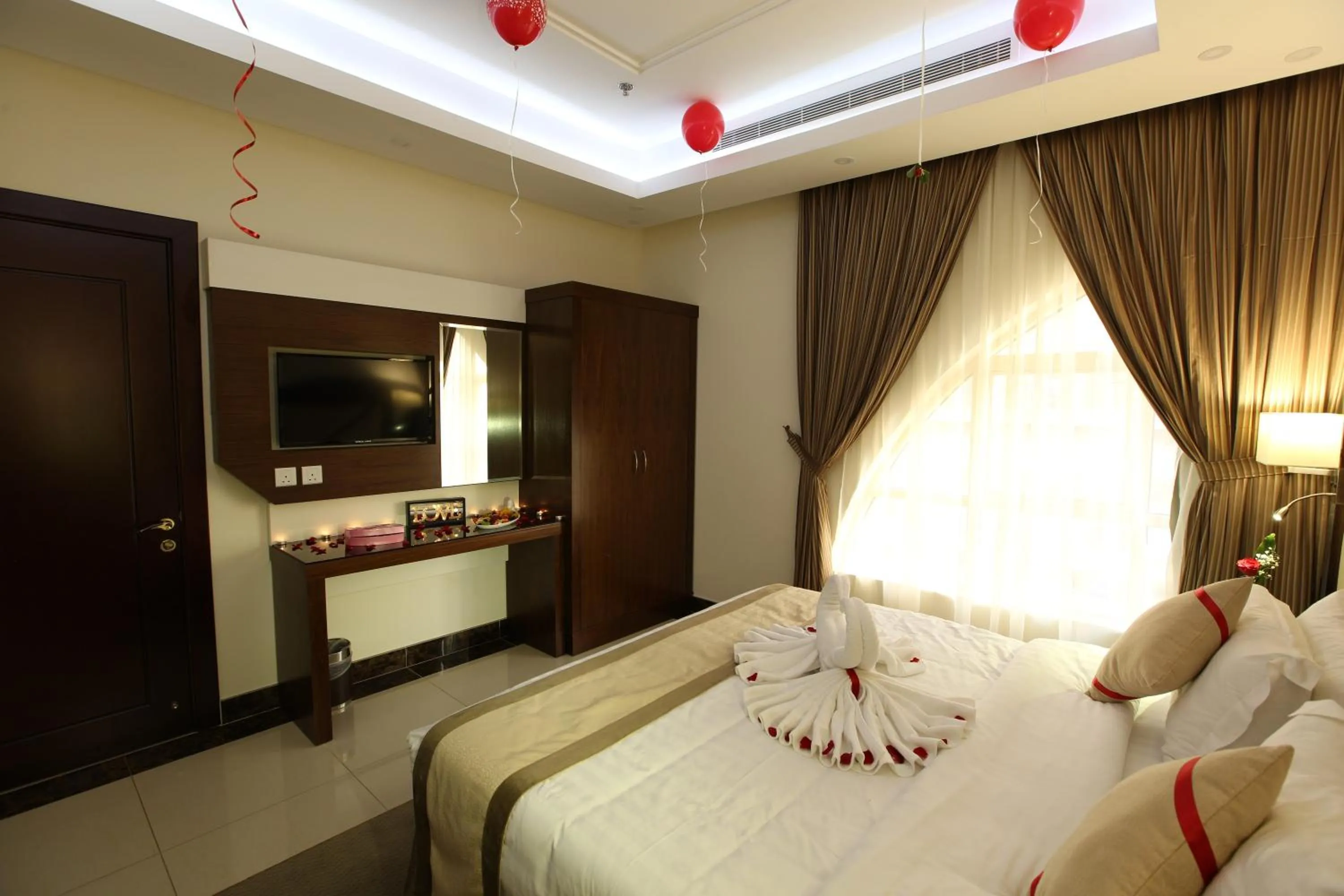Property building, Bed in Sun Park Hotel Suites