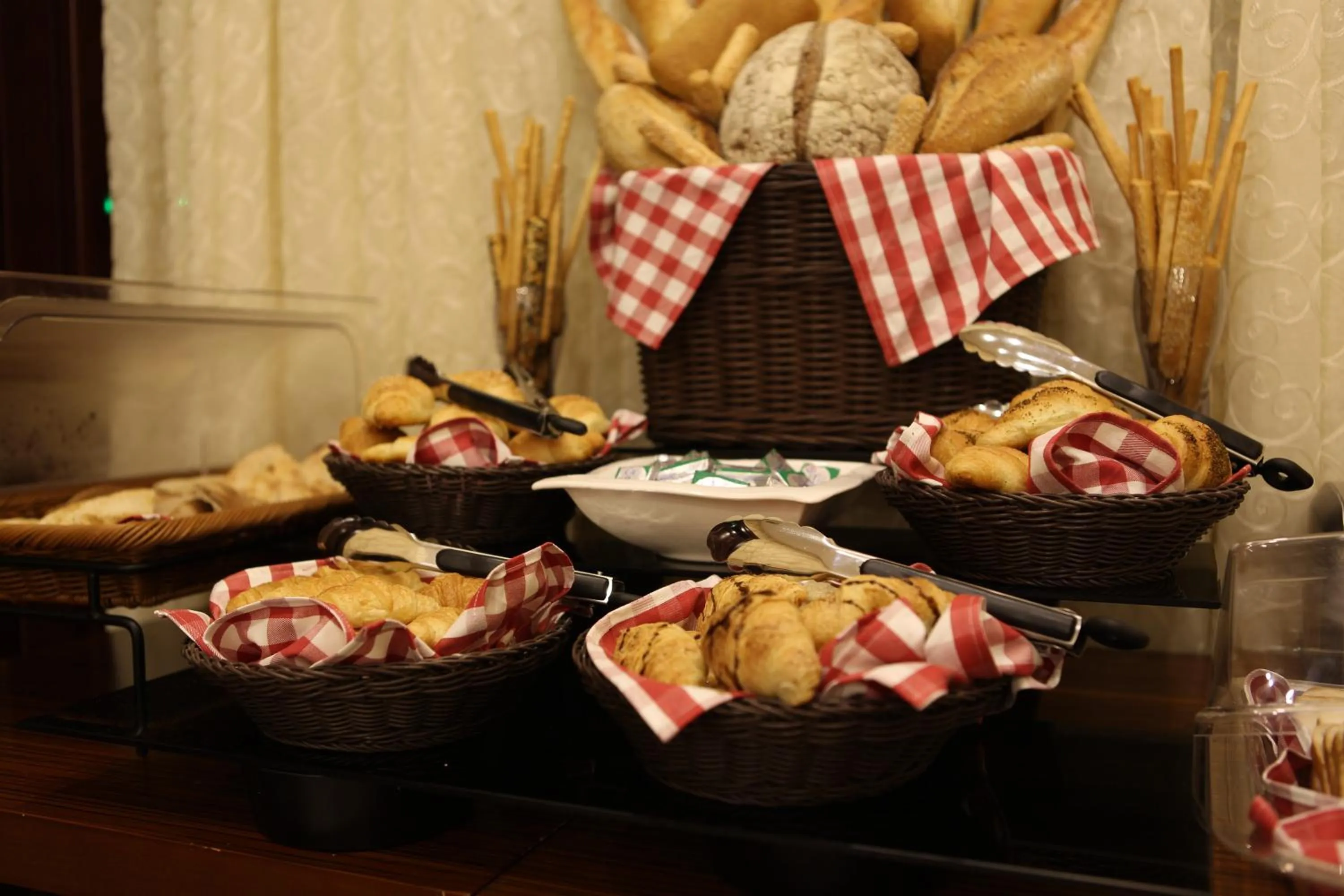 Restaurant/places to eat in Sun Park Hotel Suites