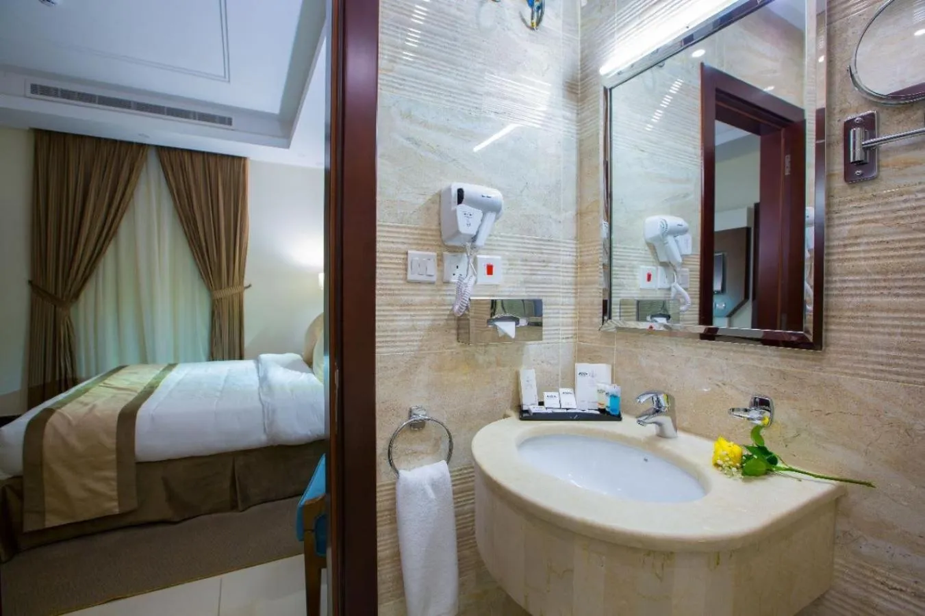Shower, Bed in Sun Park Hotel Suites