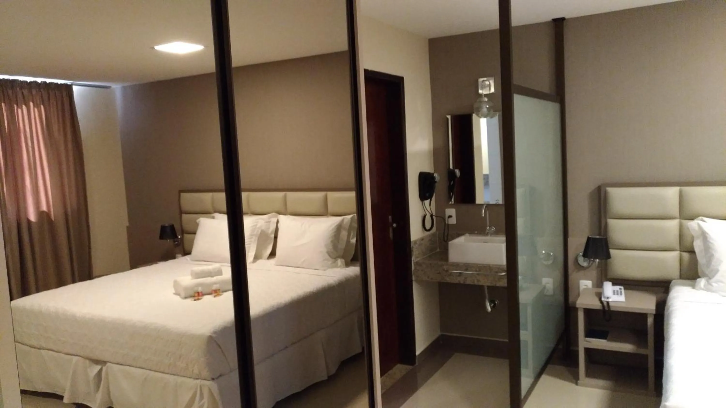 Bathroom, Bed in Paracambi Top Hotel