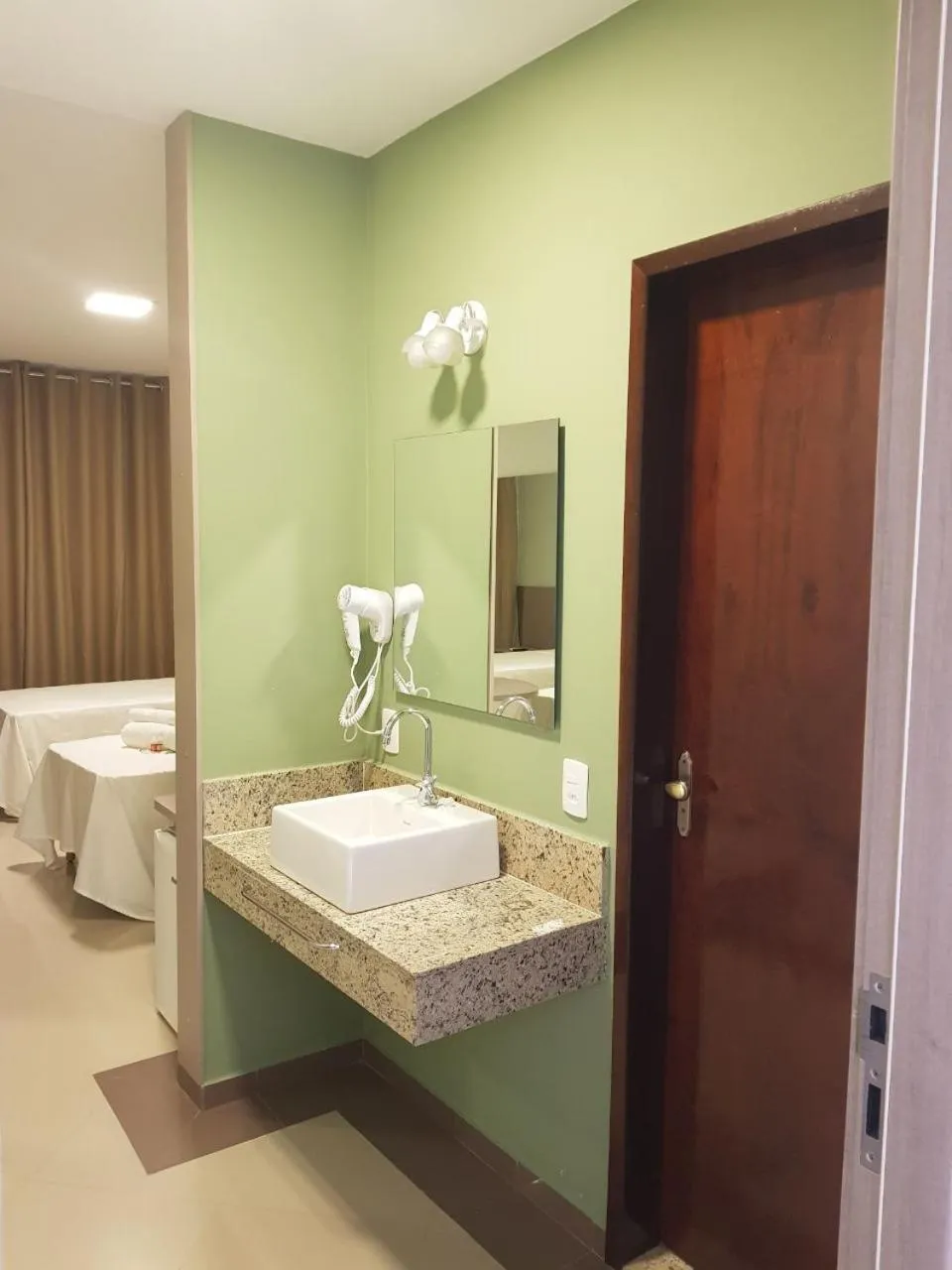 Bathroom, Bed in Paracambi Top Hotel