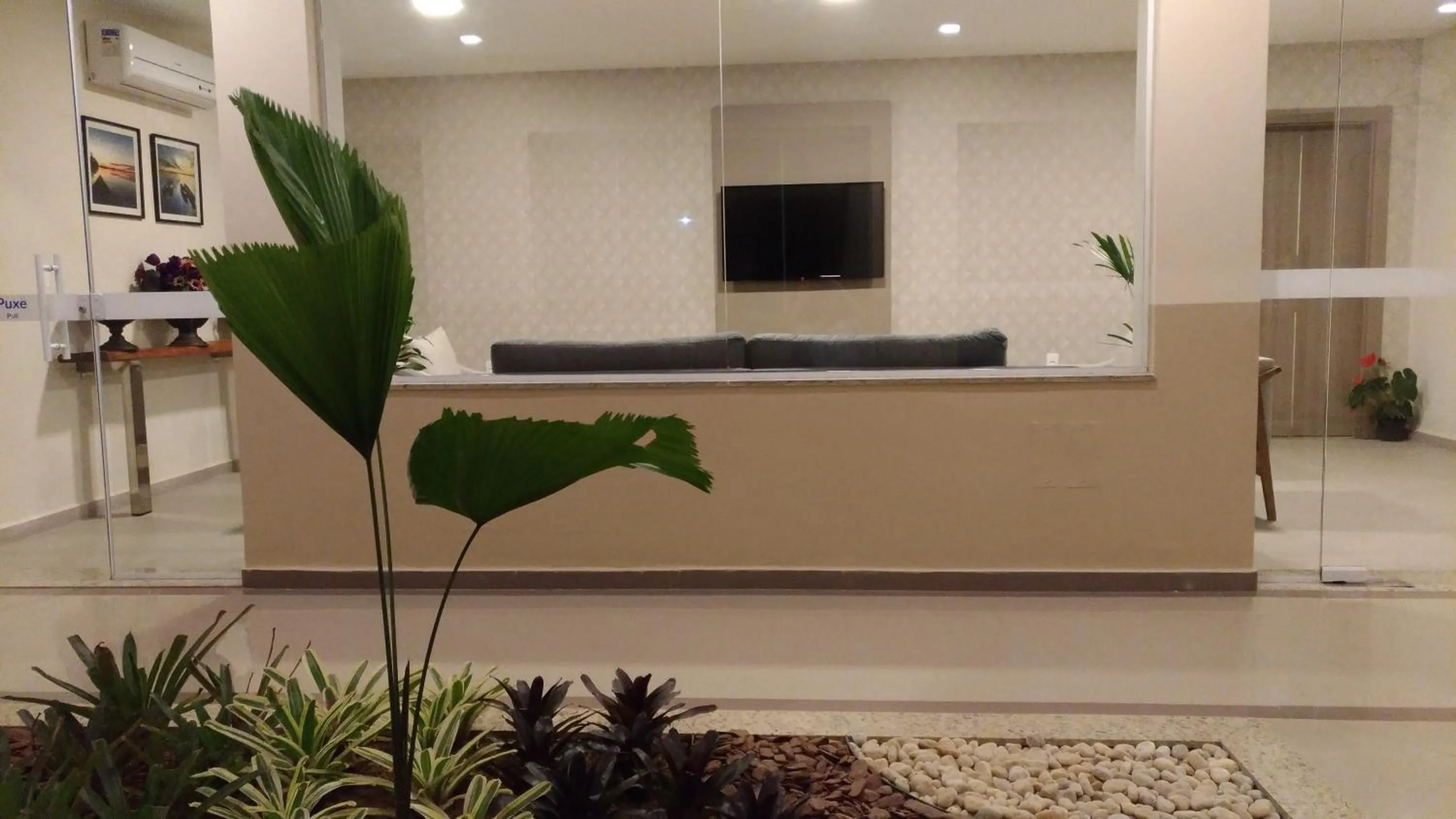 Communal lounge/ TV room in Paracambi Top Hotel