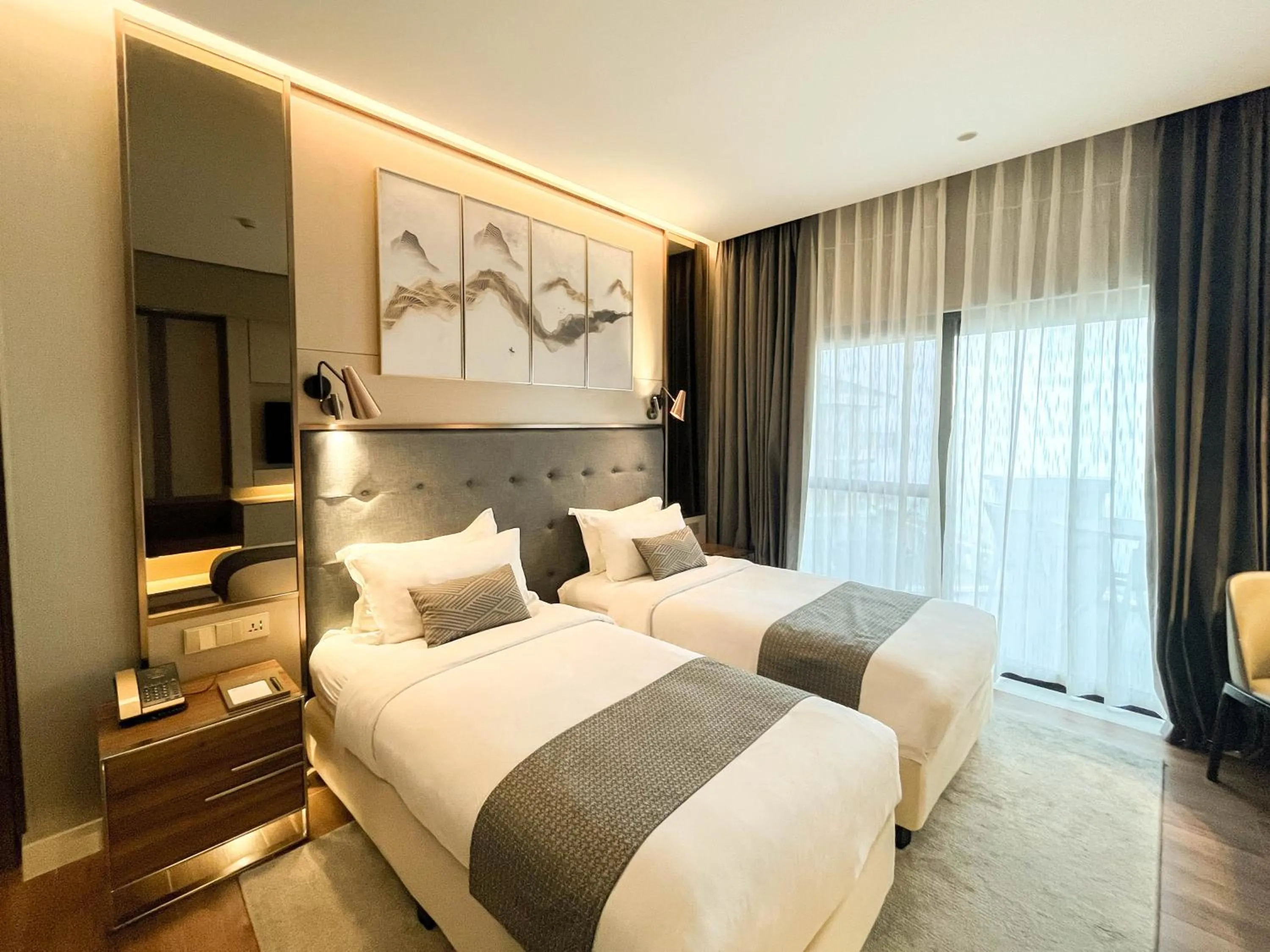 Bed in The Lake Hotel Tagaytay