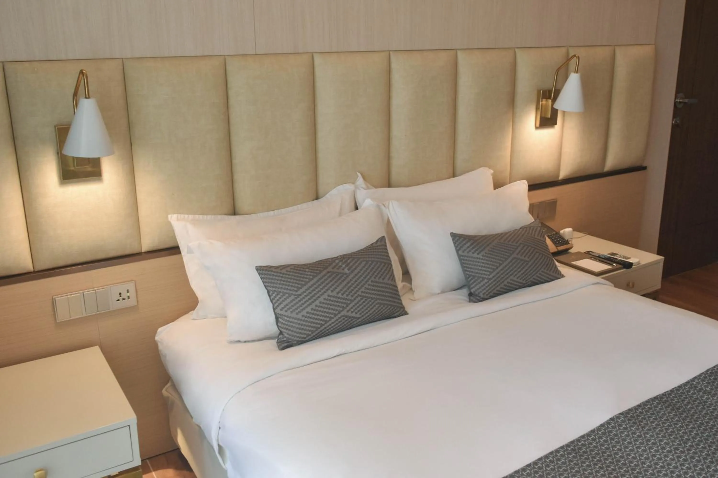 Bed in The Lake Hotel Tagaytay