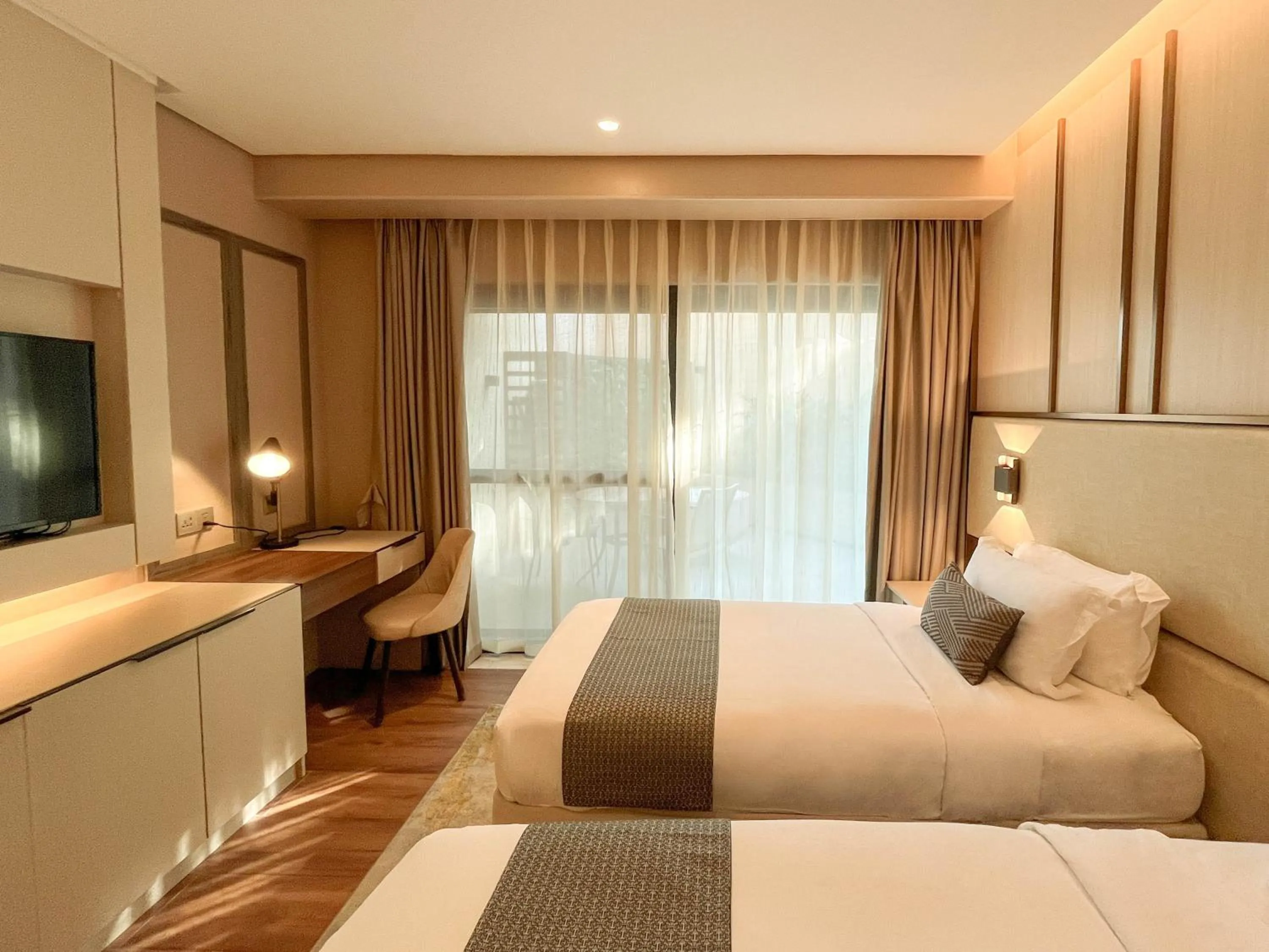 Bed in The Lake Hotel Tagaytay