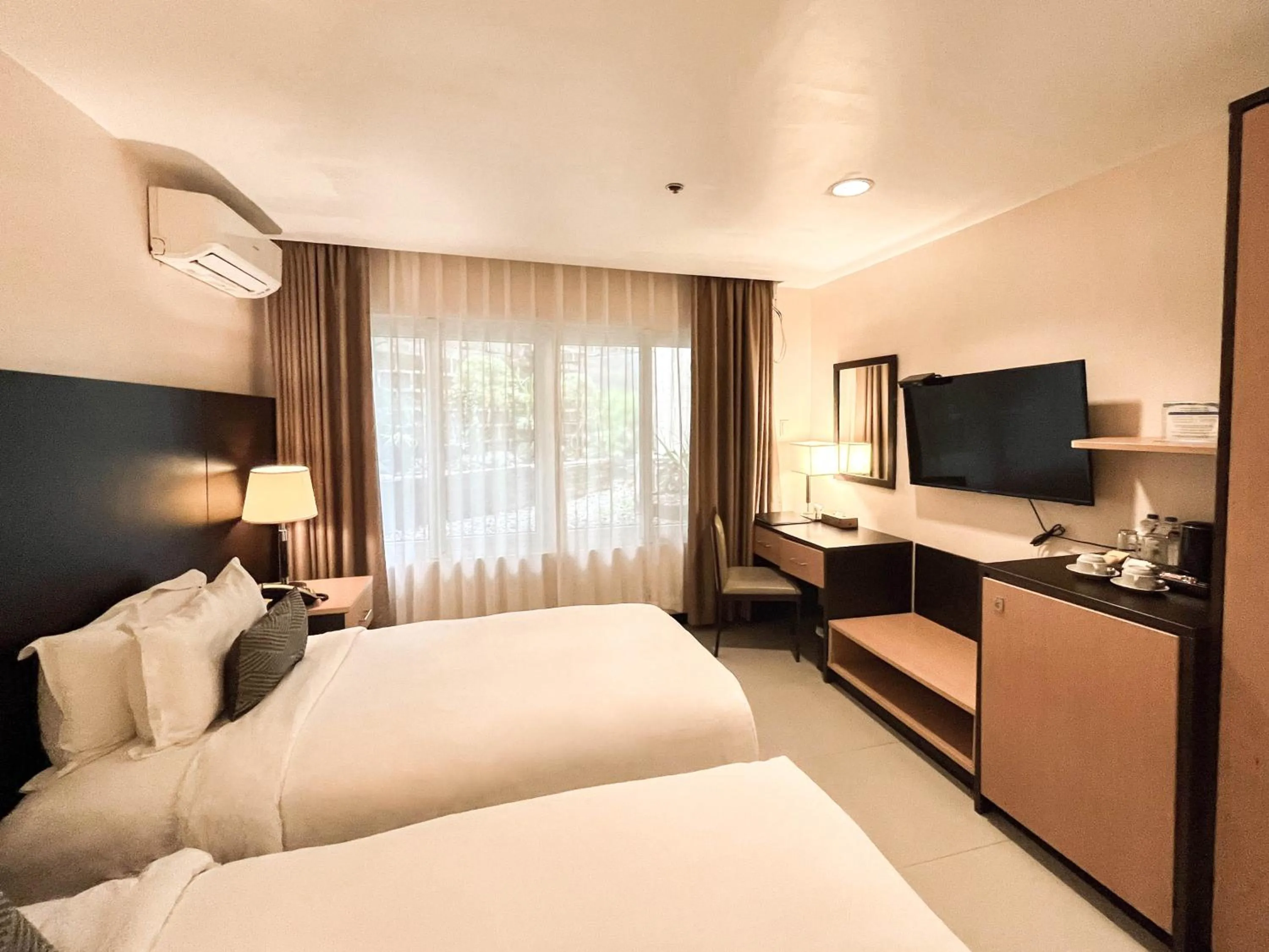 Bed in The Lake Hotel Tagaytay