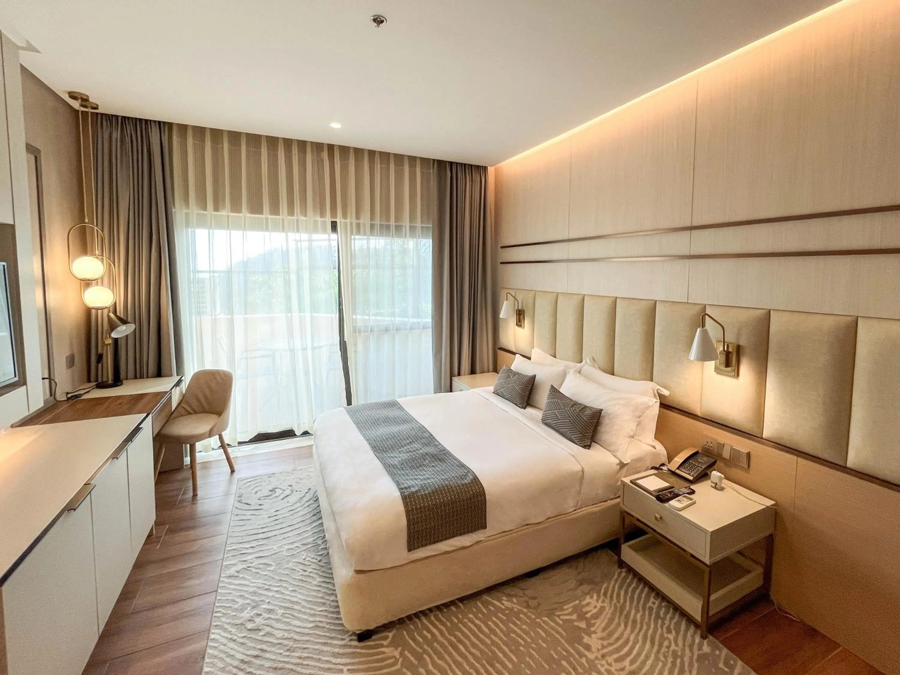 Bed in The Lake Hotel Tagaytay