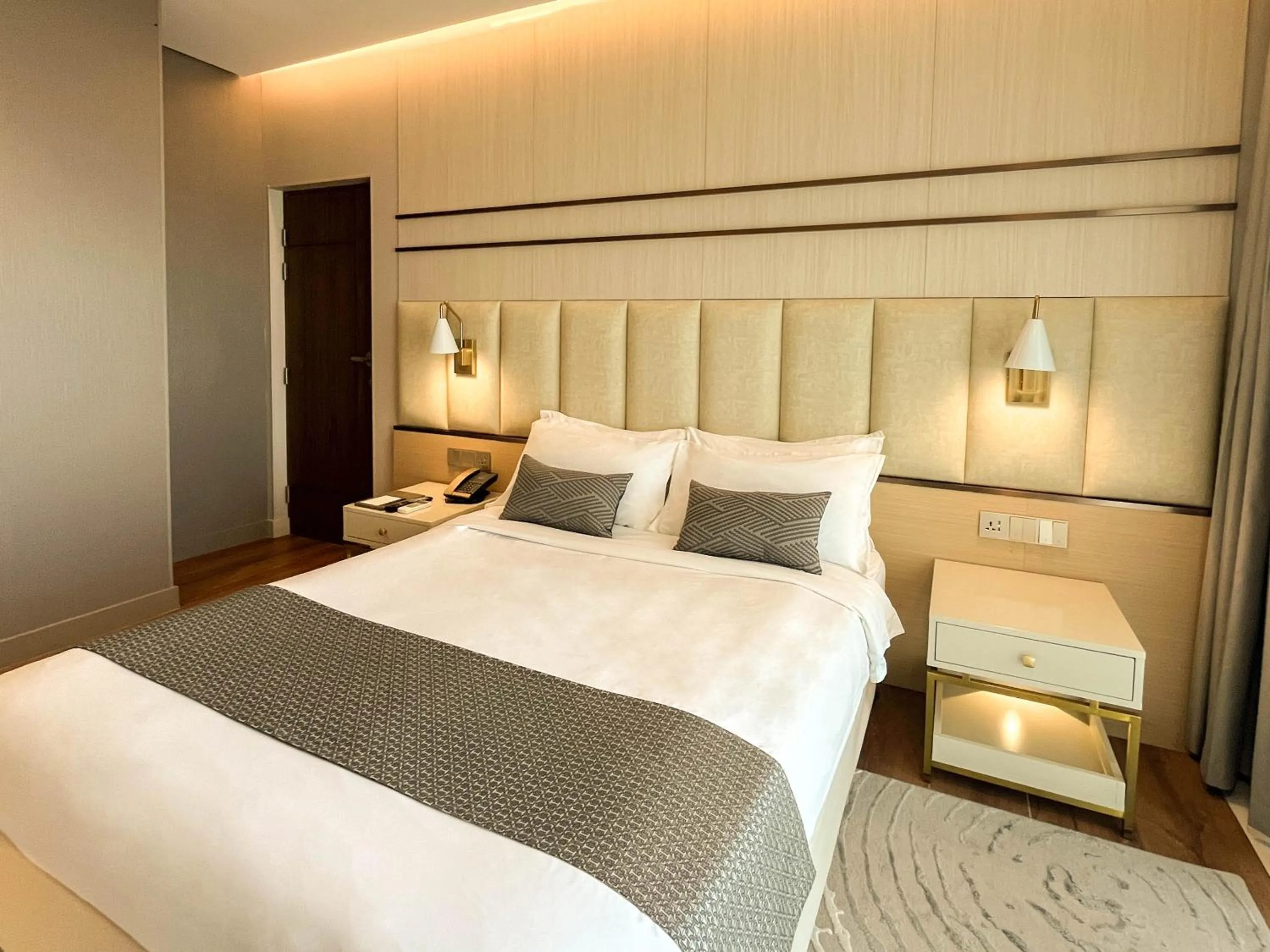 Bed in The Lake Hotel Tagaytay