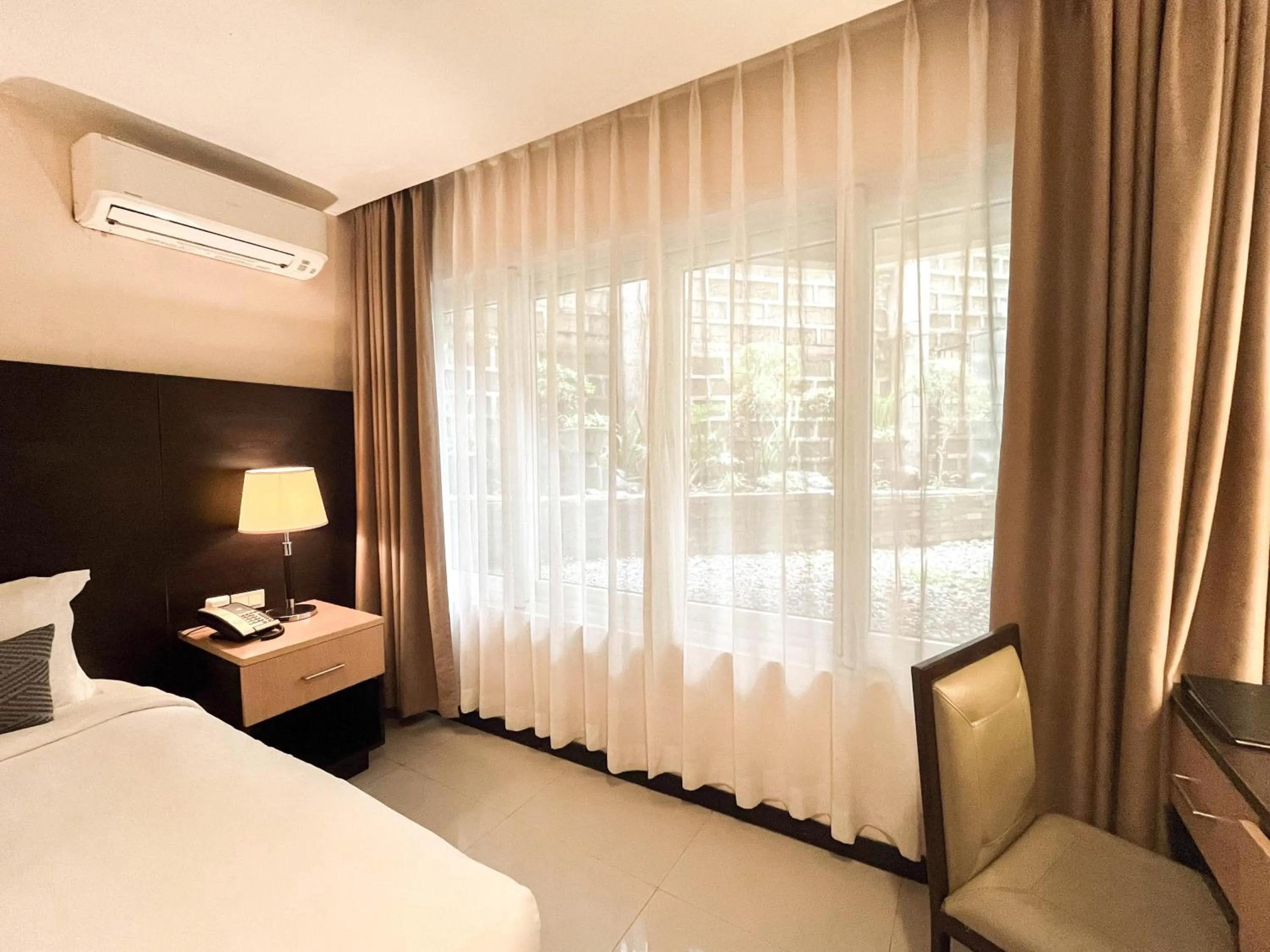 Bed in The Lake Hotel Tagaytay