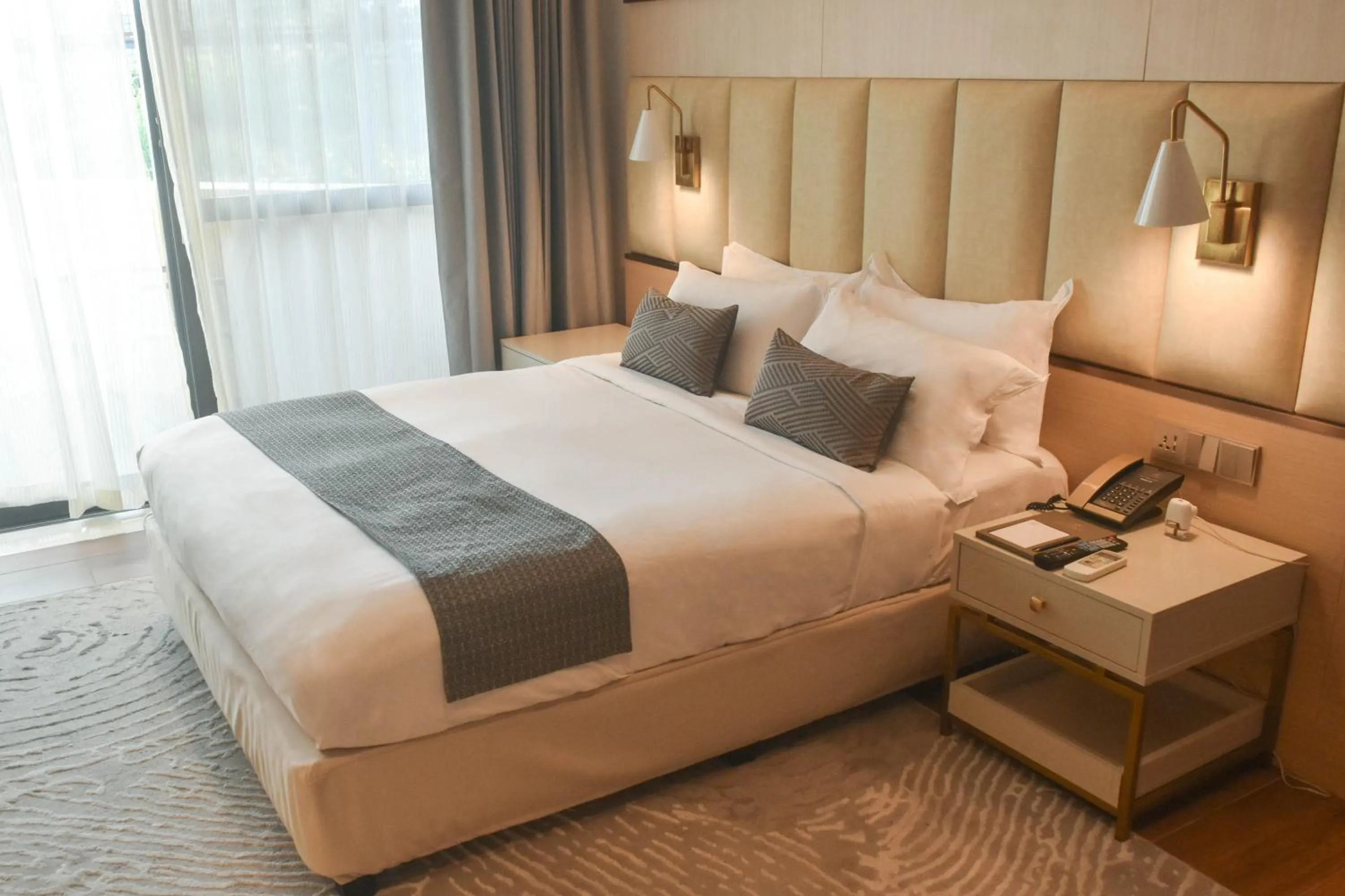 Bed in The Lake Hotel Tagaytay