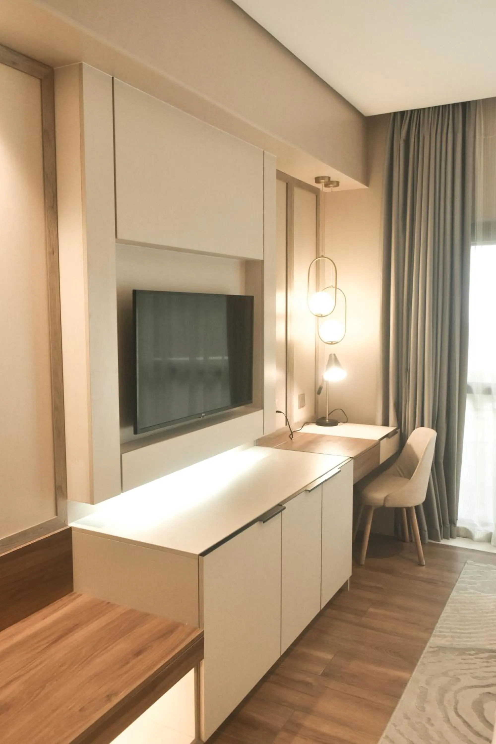 Bed in The Lake Hotel Tagaytay