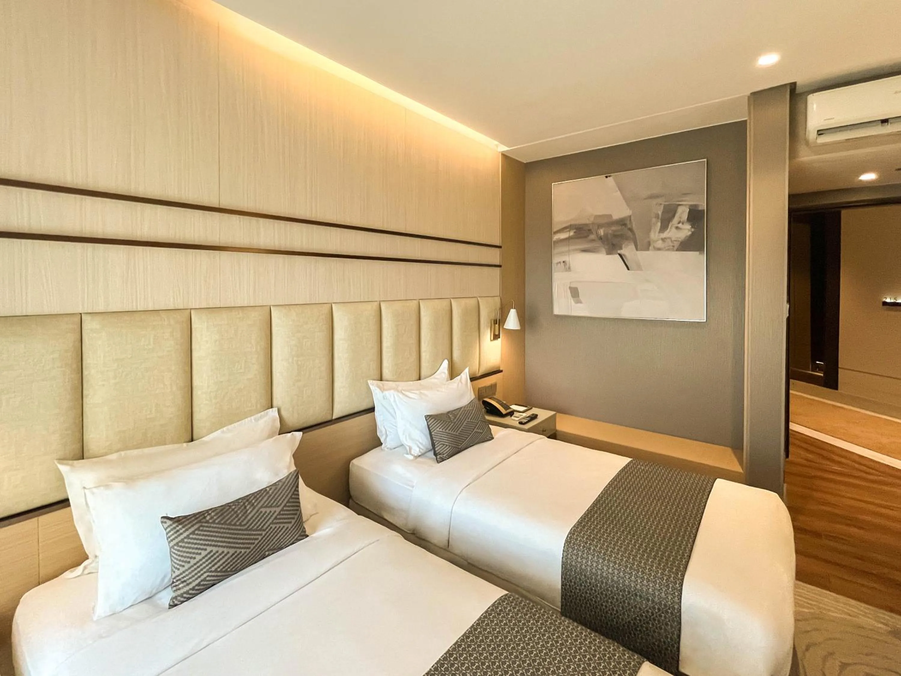 Bed in The Lake Hotel Tagaytay