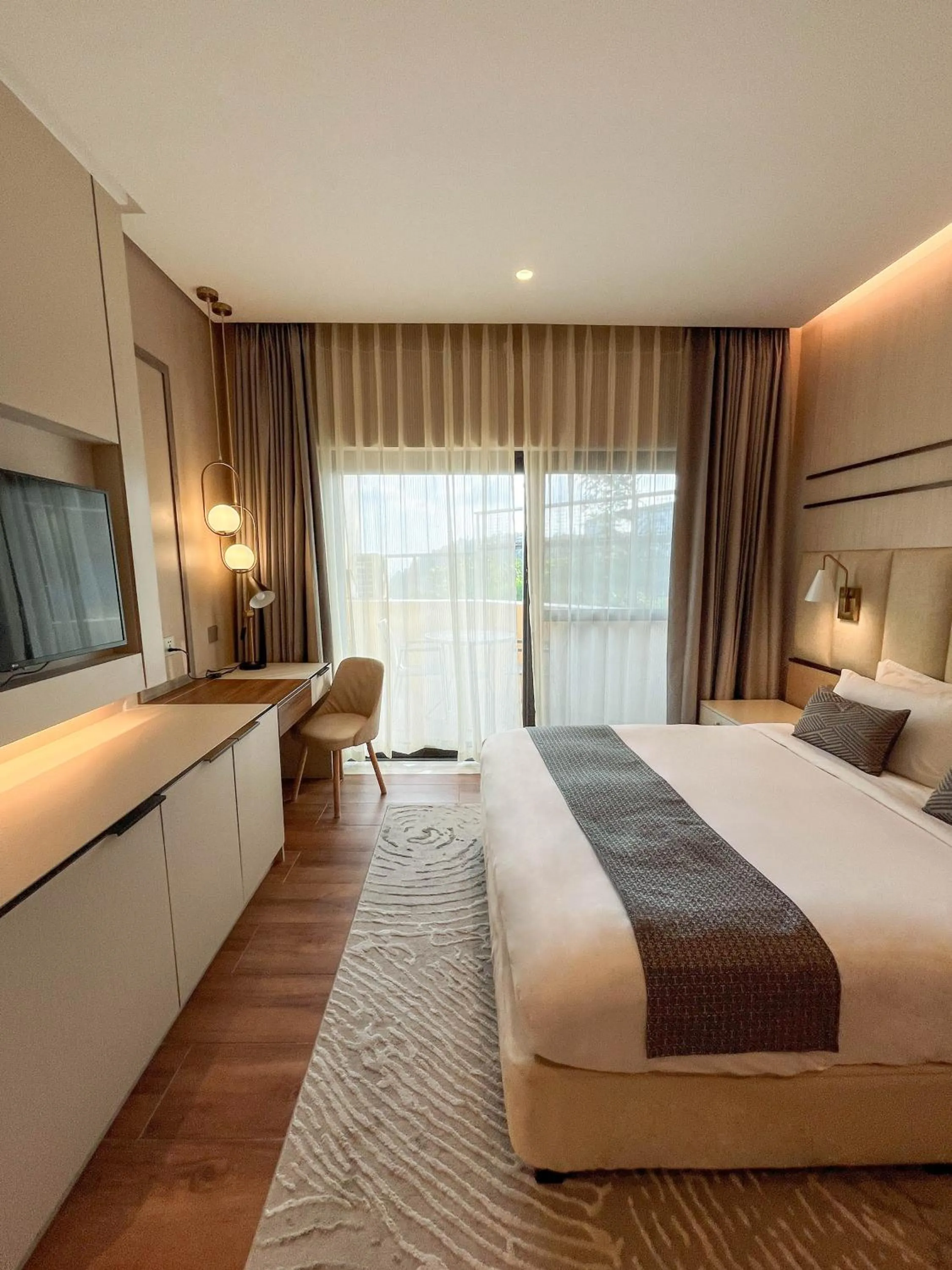 Bed in The Lake Hotel Tagaytay