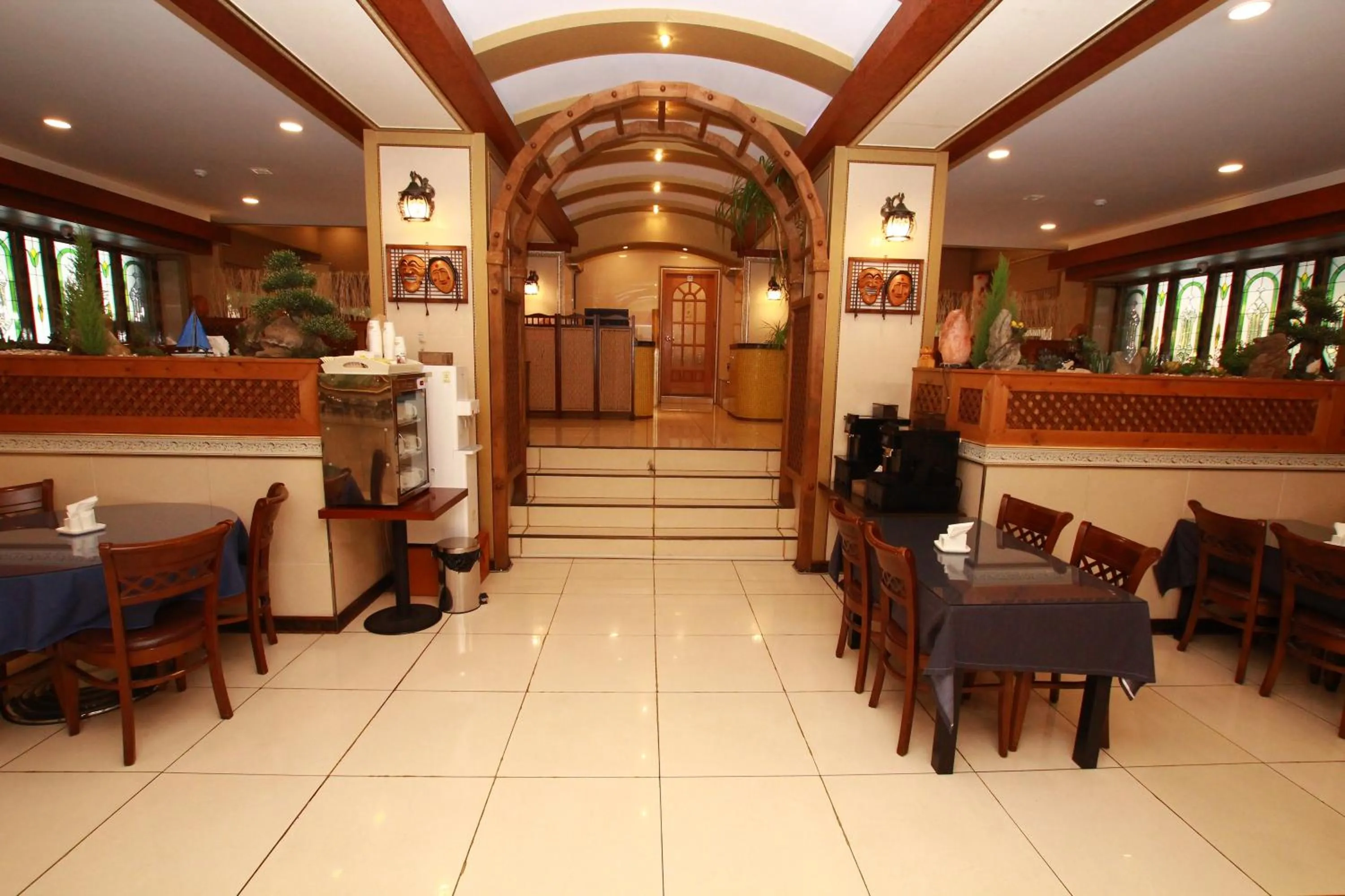 Restaurant/places to eat in Amour Hotel