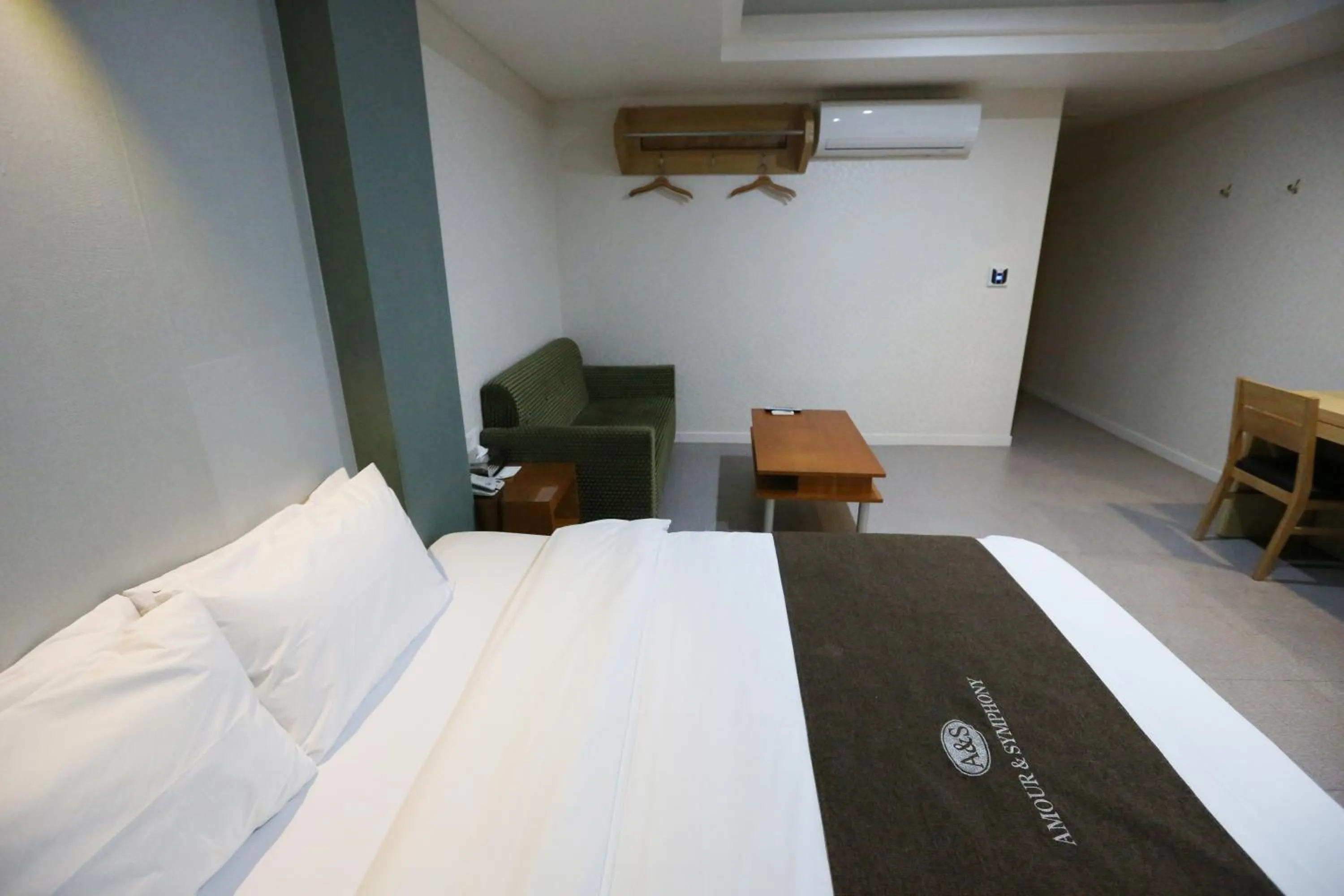 Photo of the whole room, Bed in Amour Hotel