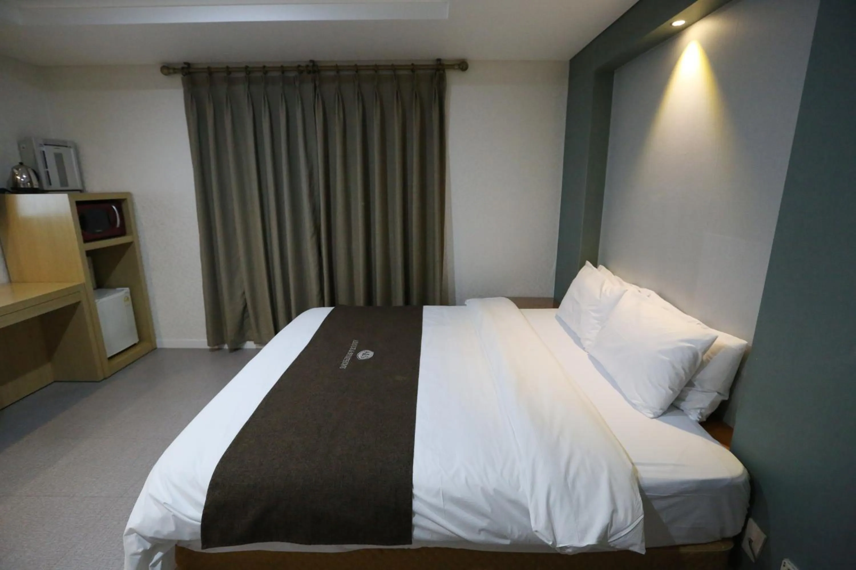 Photo of the whole room, Bed in Amour Hotel