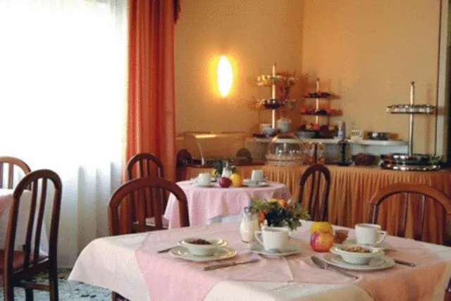 Restaurant/places to eat in Casa Antonelli