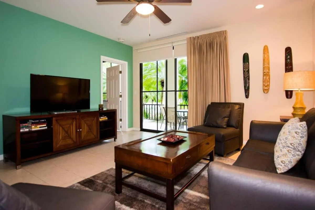 Colorful 3-BD Unit Opening on Pool