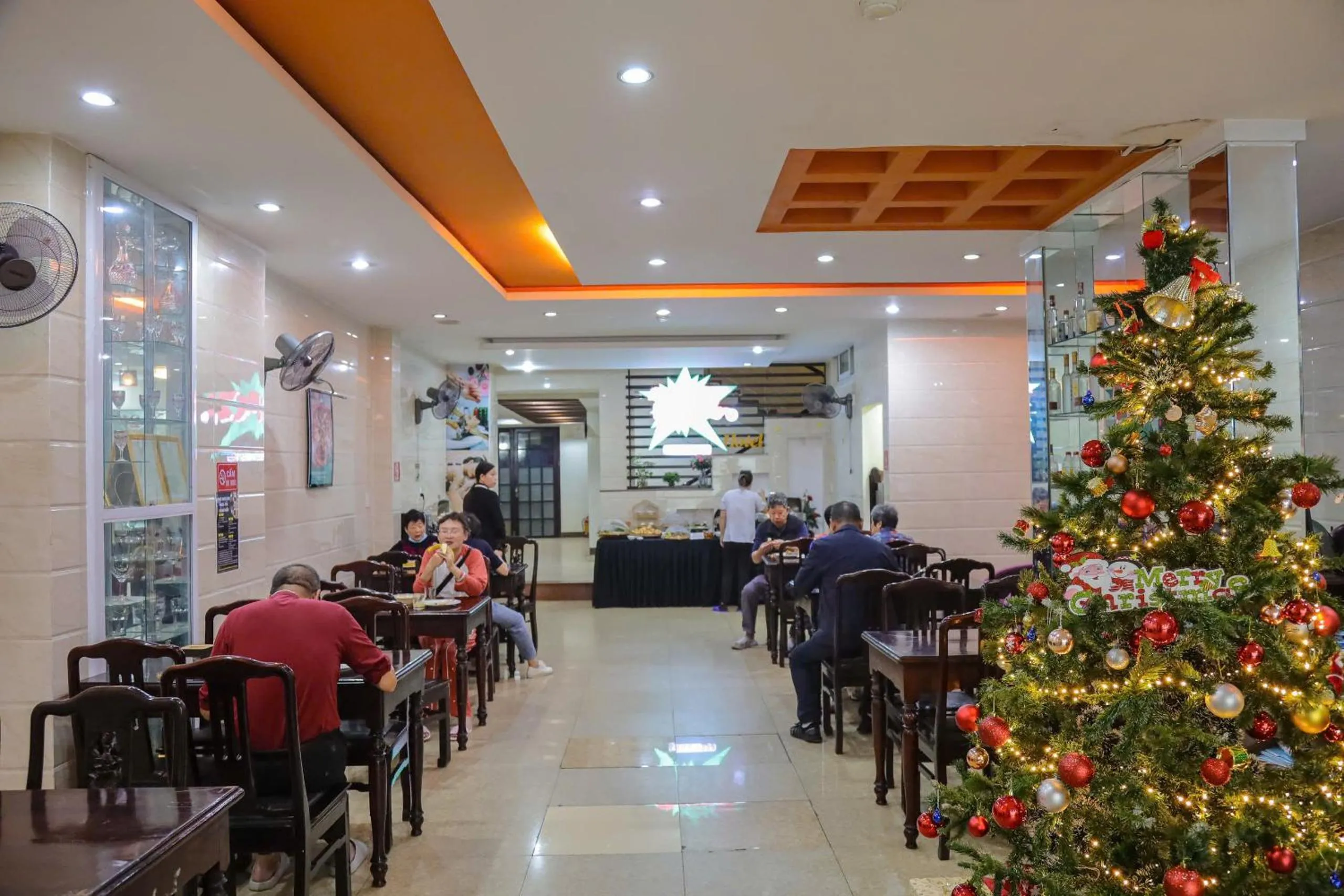 Restaurant/places to eat in DMZ Hotel