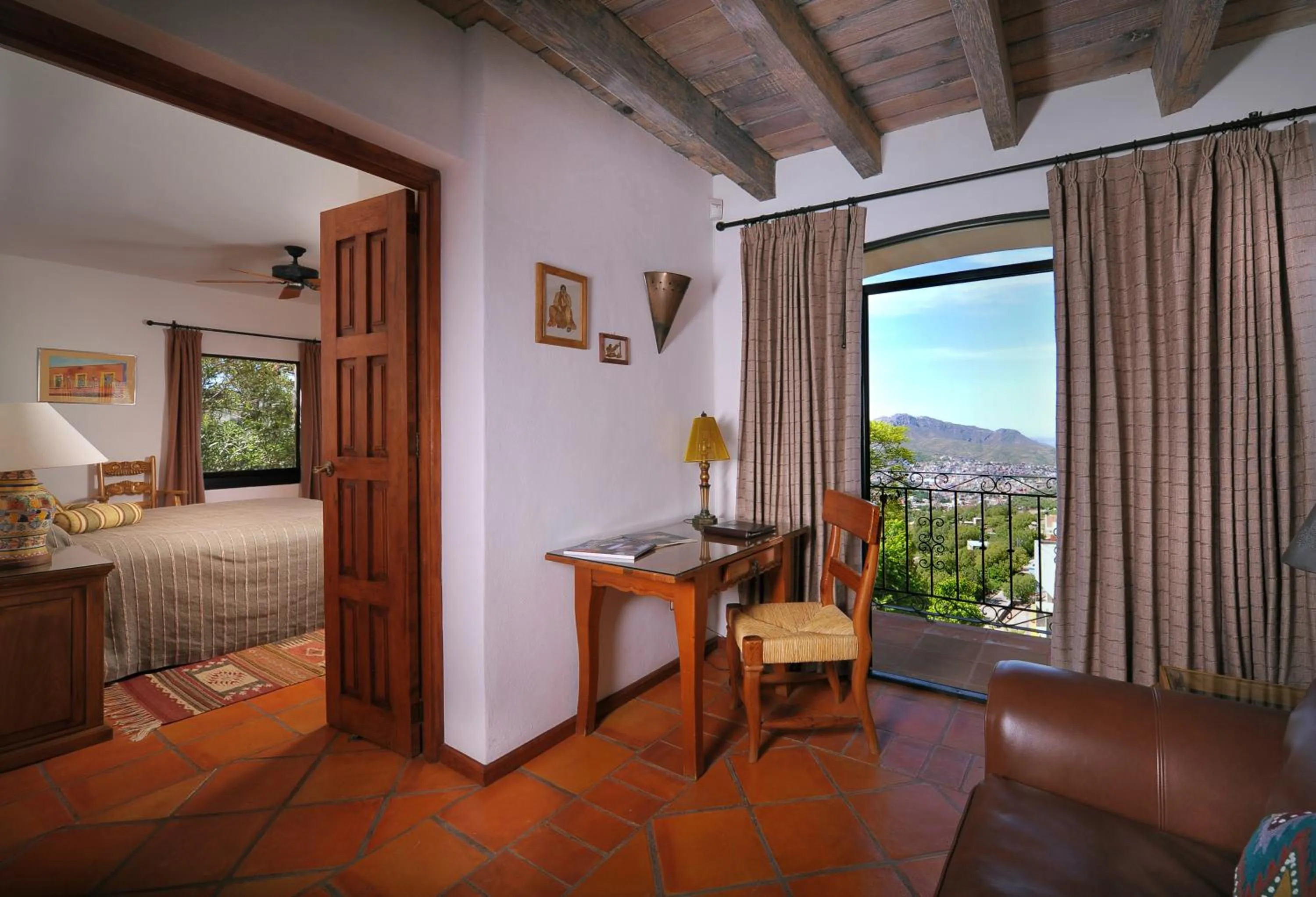 Bed in Casa Estrella de la Valenciana Hotel Boutique