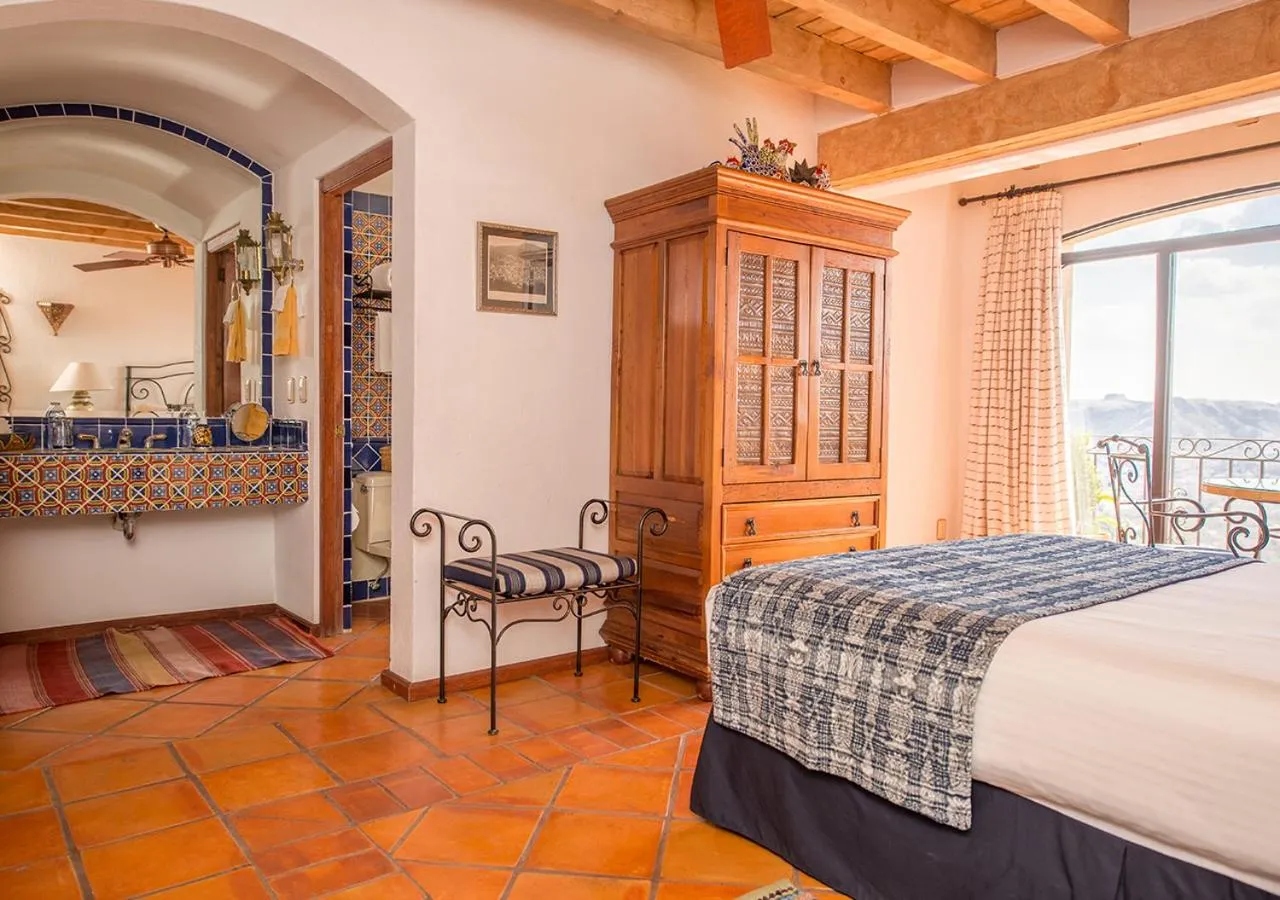 Shower, Bed in Casa Estrella de la Valenciana Hotel Boutique