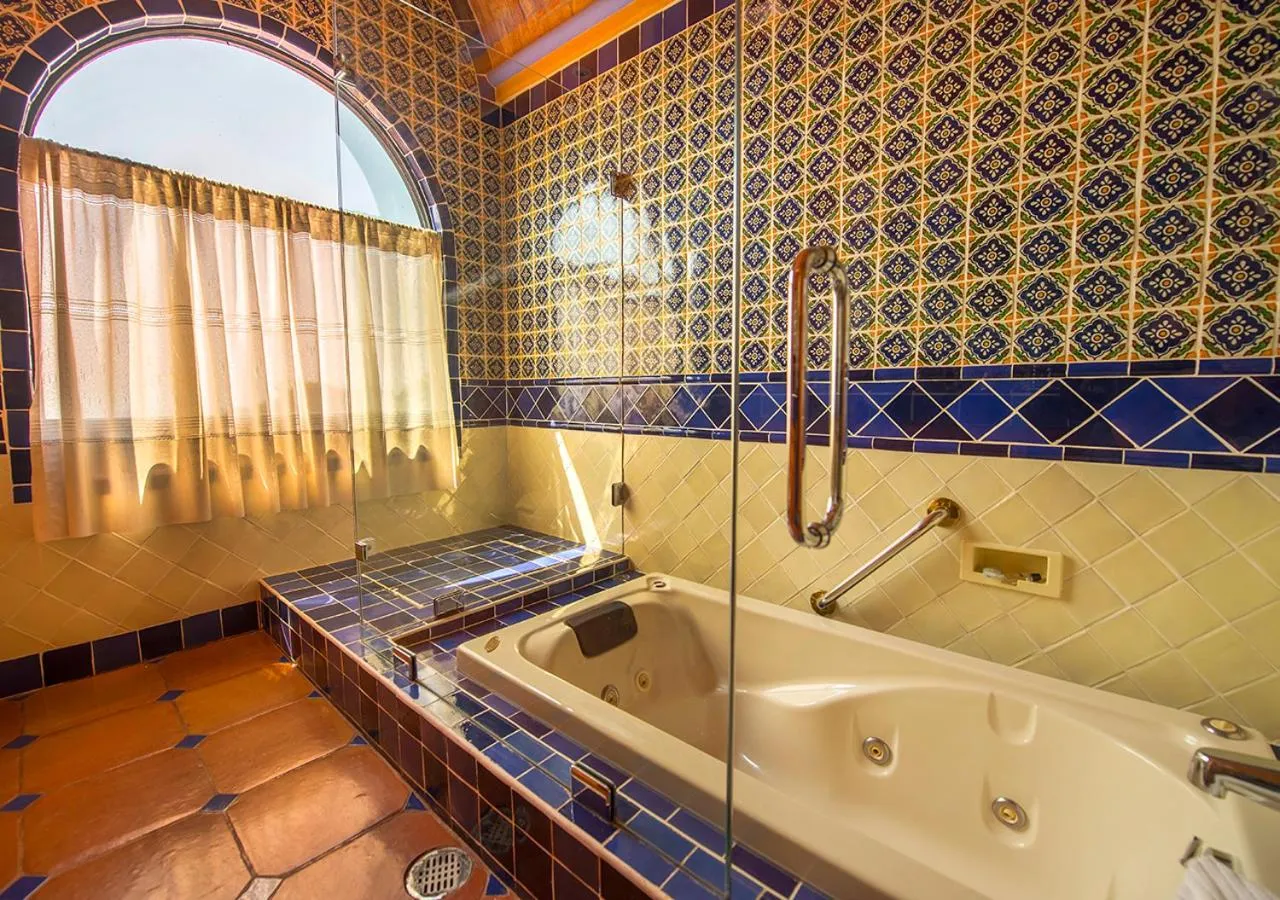 Hot Tub in Casa Estrella de la Valenciana Hotel Boutique