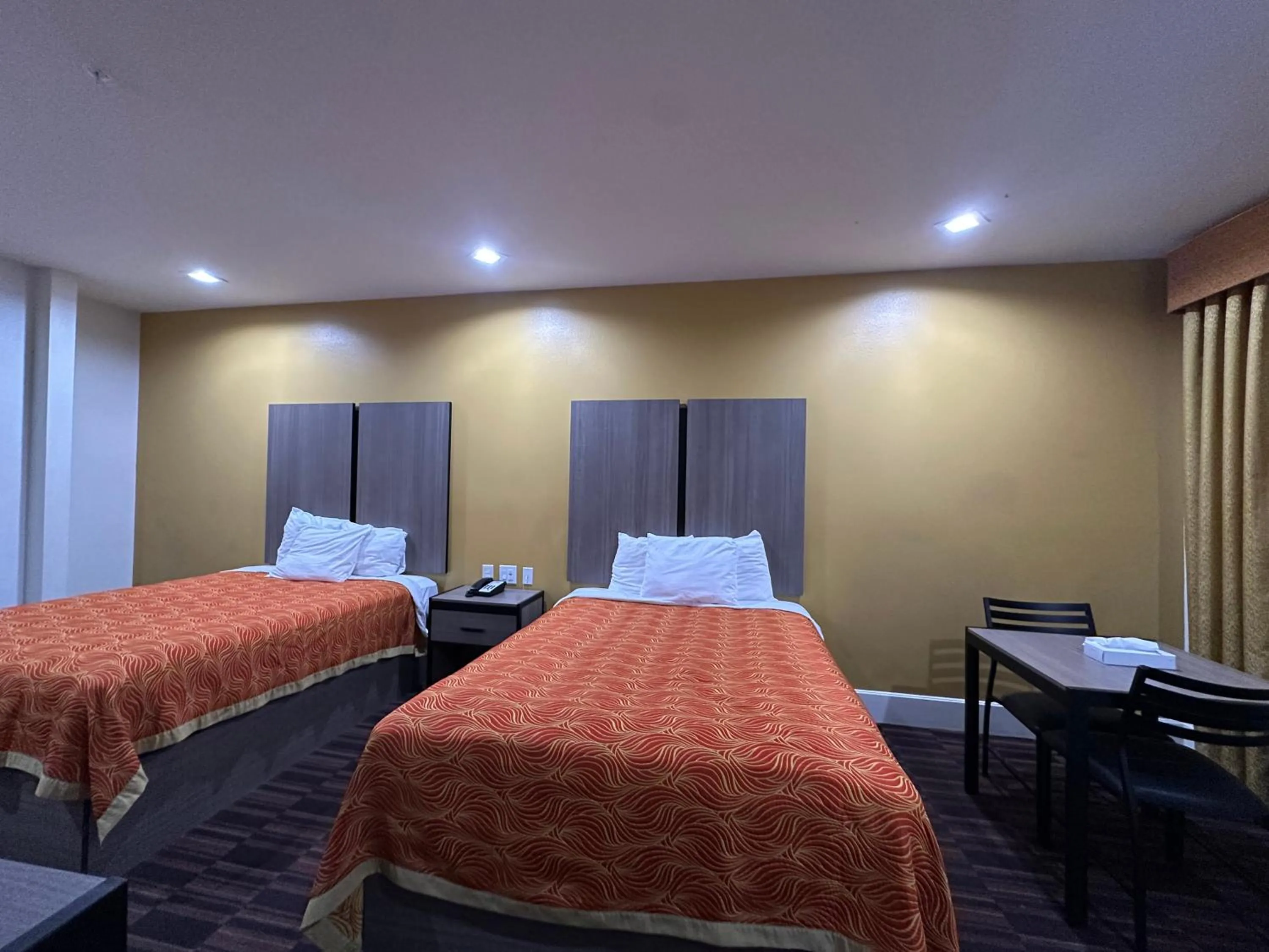 Bed in Scottish Inn and Suites