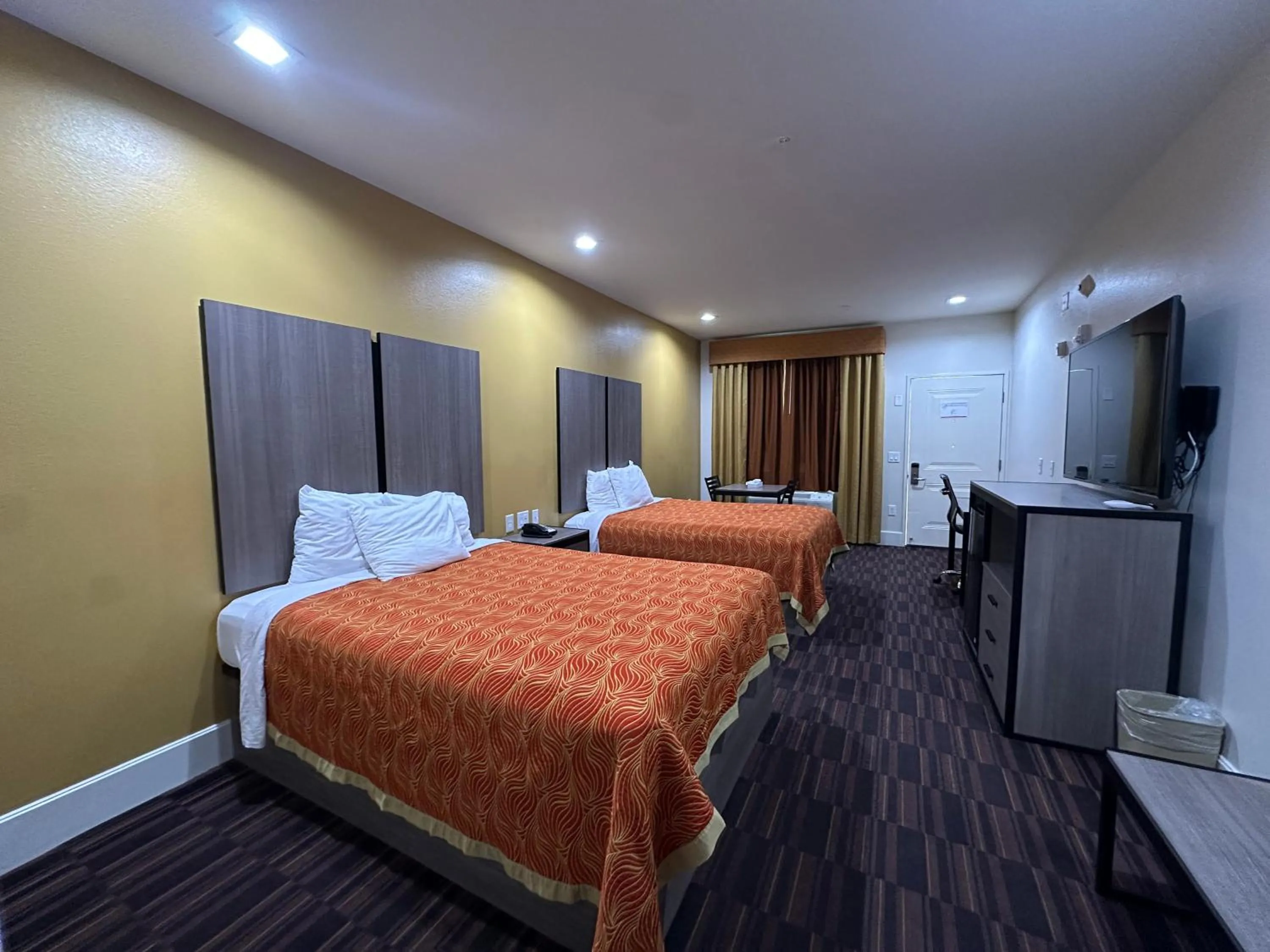 Bed in Scottish Inn and Suites