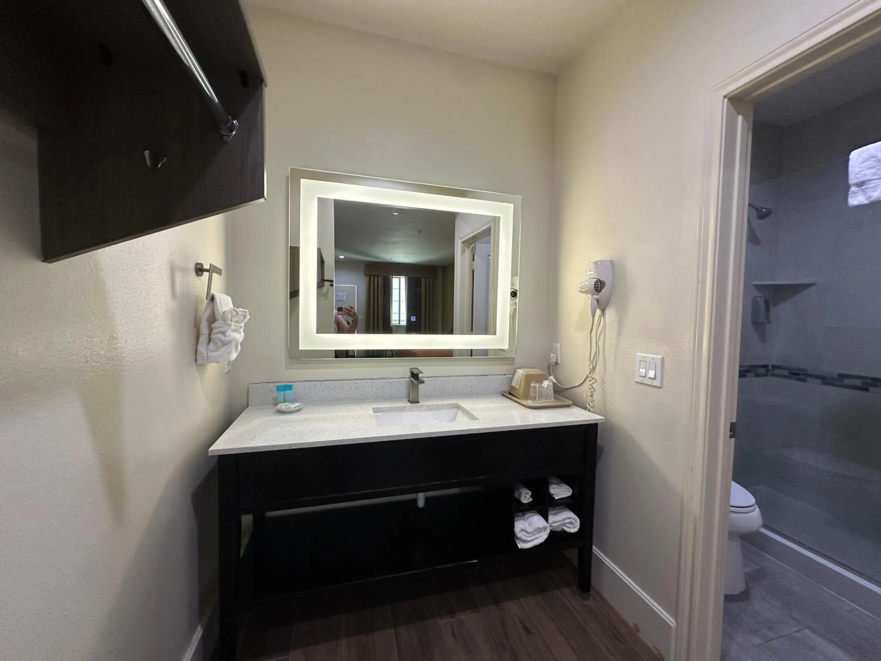 Scottish Inn and Suites