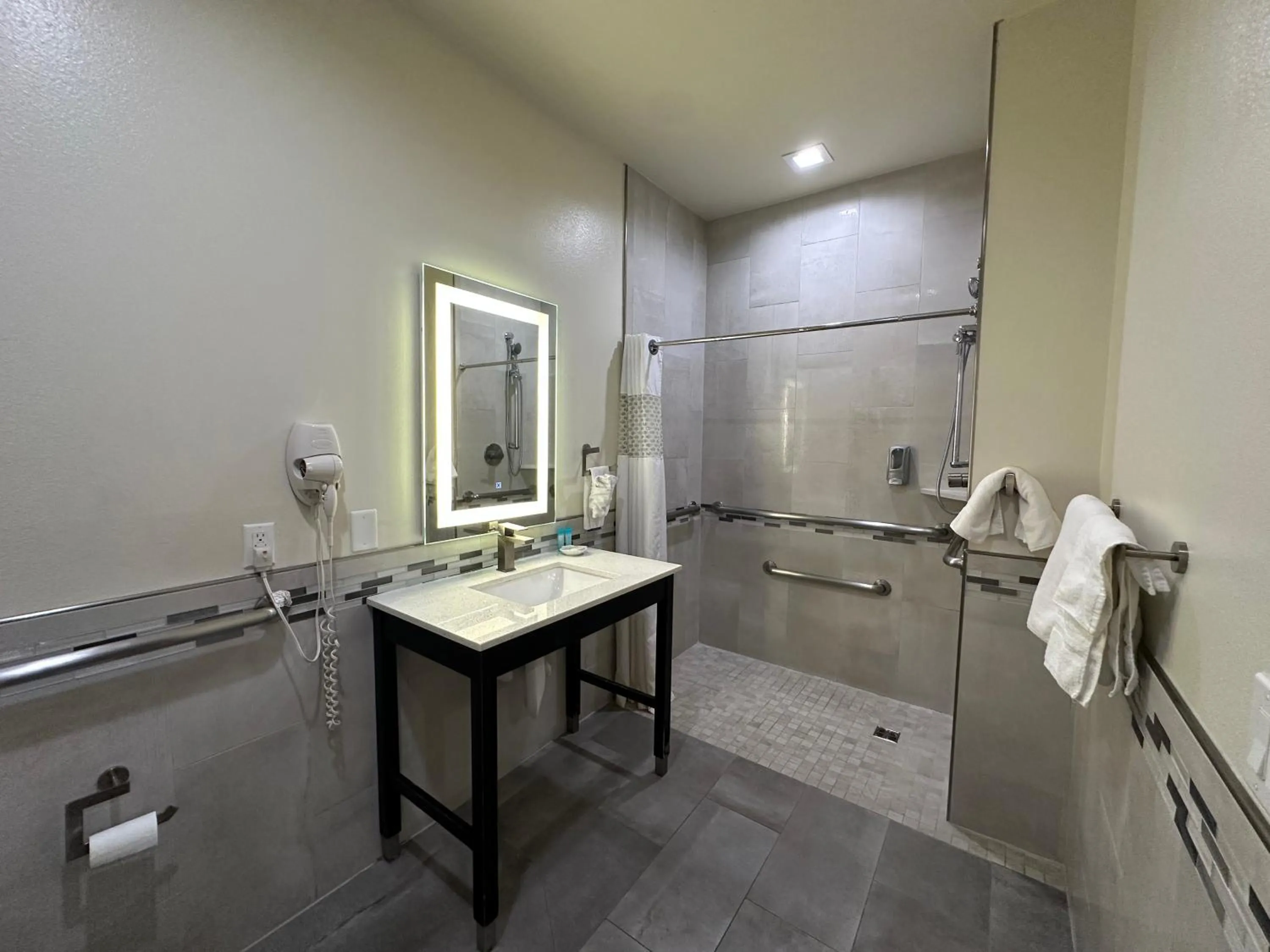 Scottish Inn and Suites