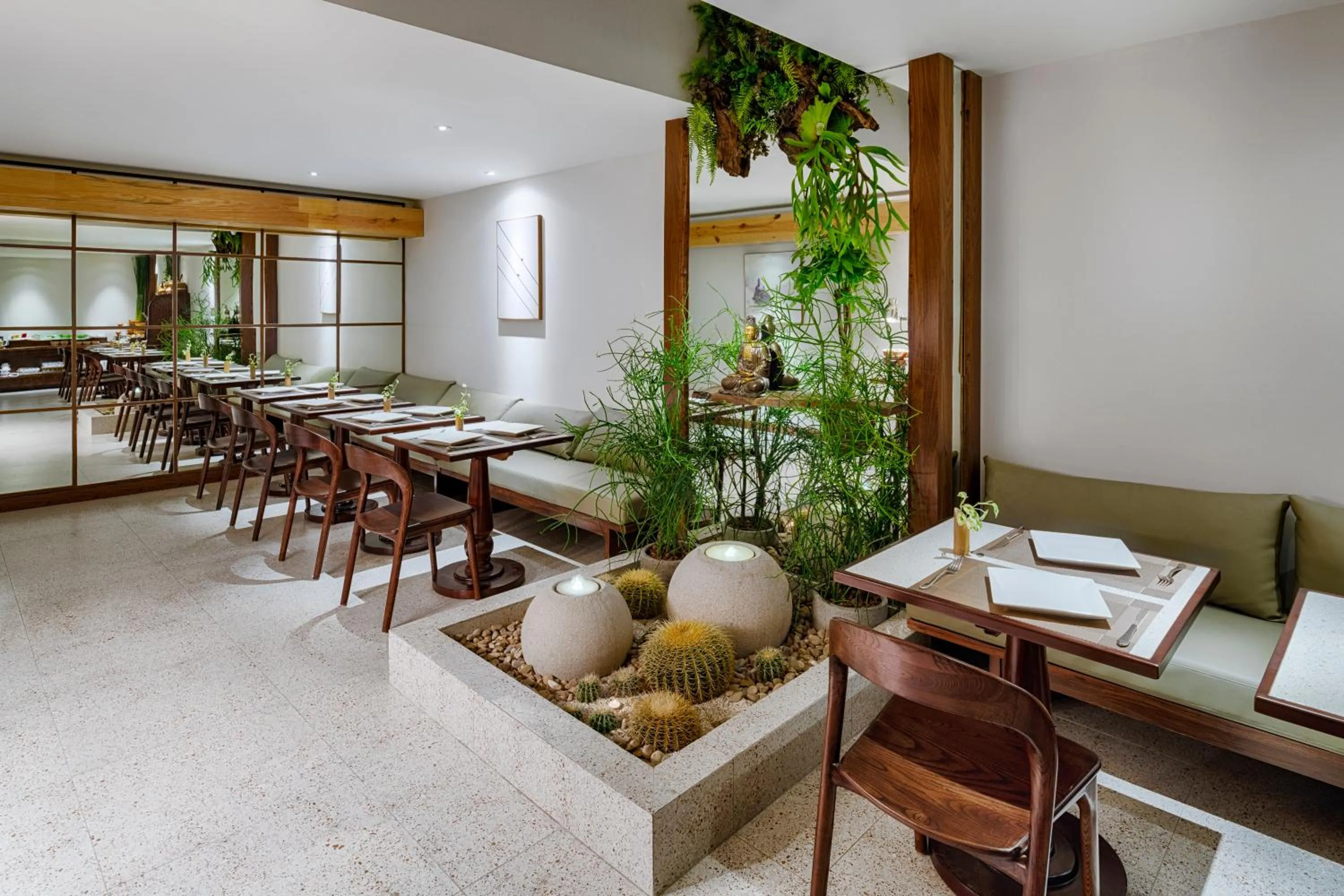 Restaurant/places to eat in Silverland Min Hotel