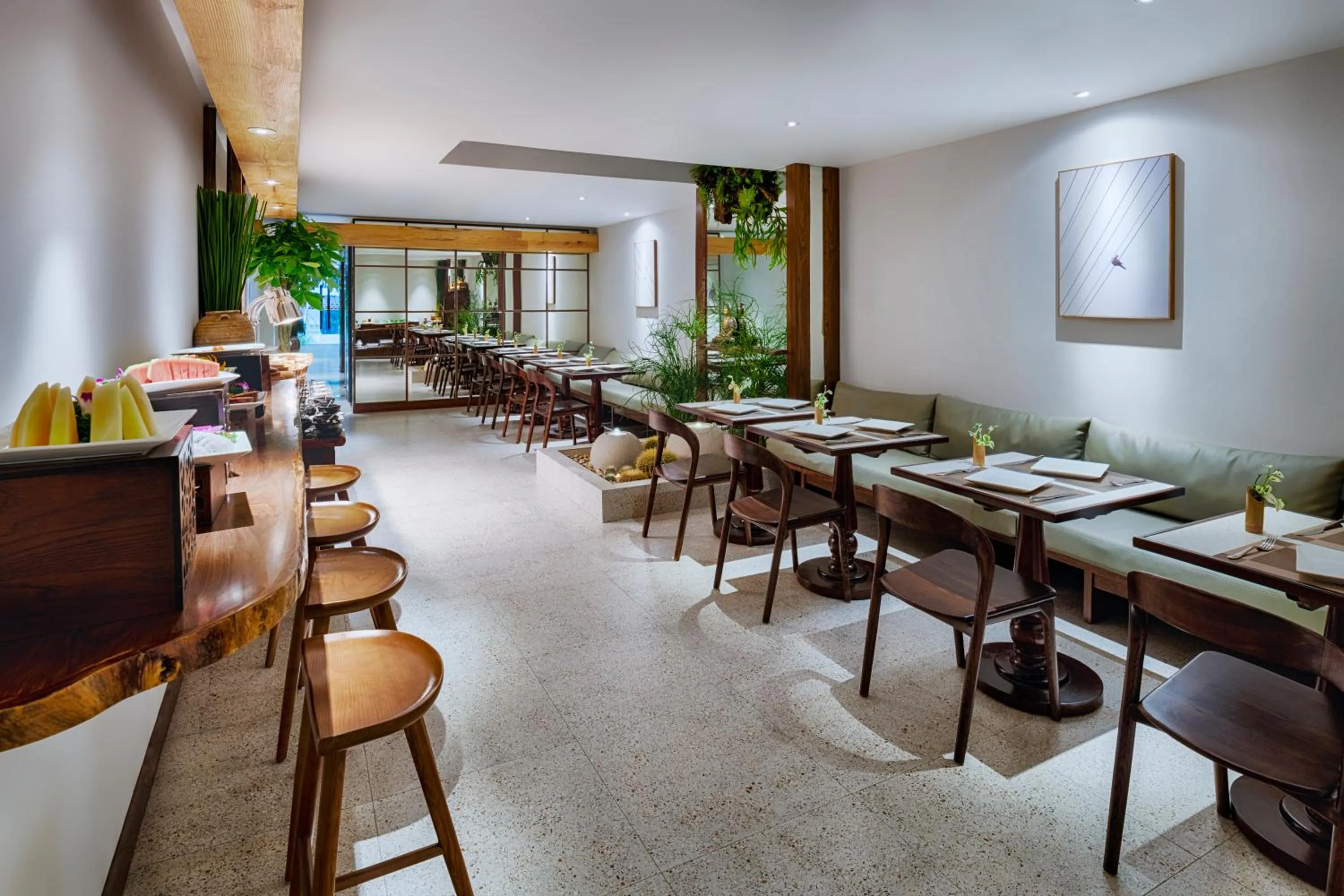 Restaurant/places to eat in Silverland Min Hotel