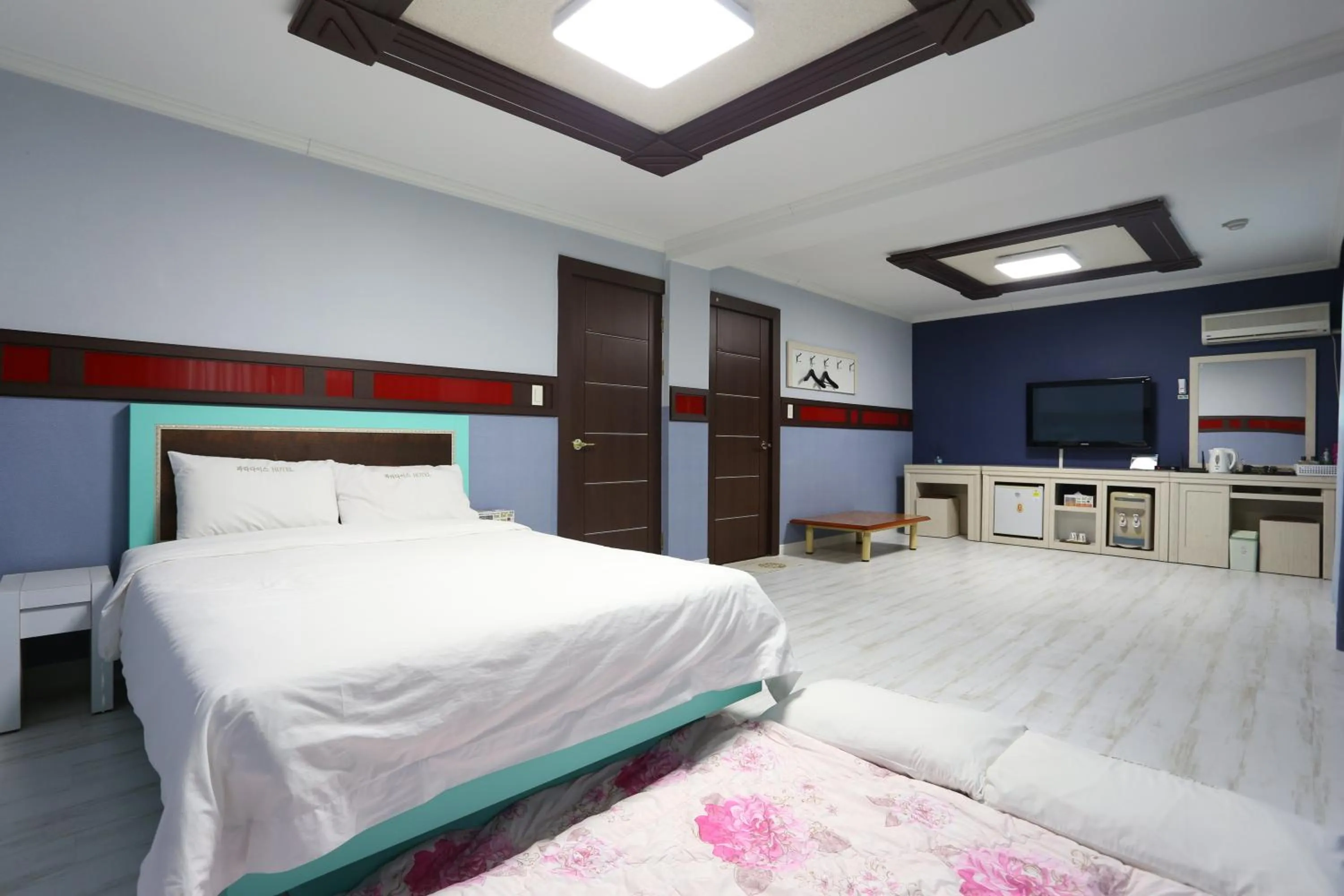 Bed in Paradaise Motel