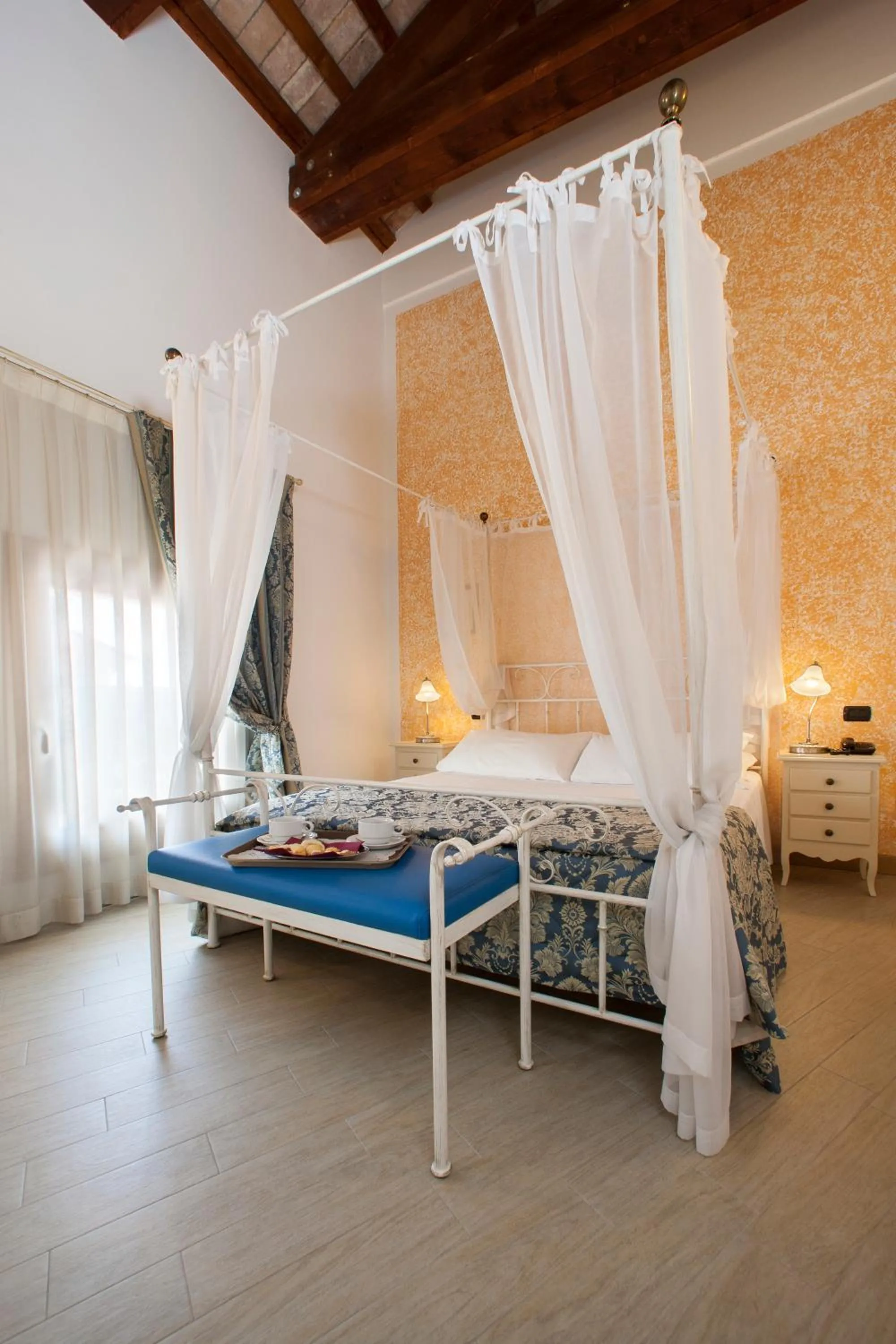 Shower, Bed in Albergo Antica Corte Marchesini