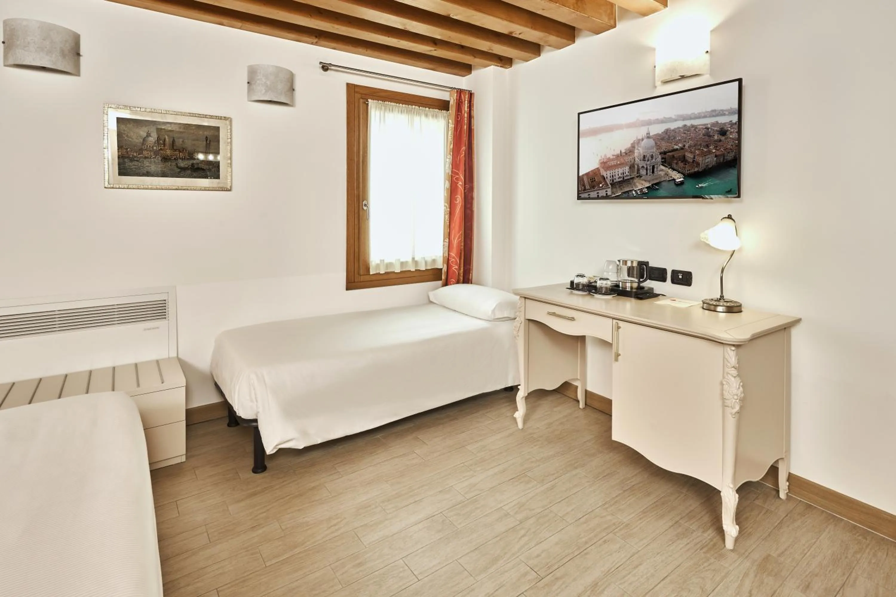 Bed in Albergo Antica Corte Marchesini
