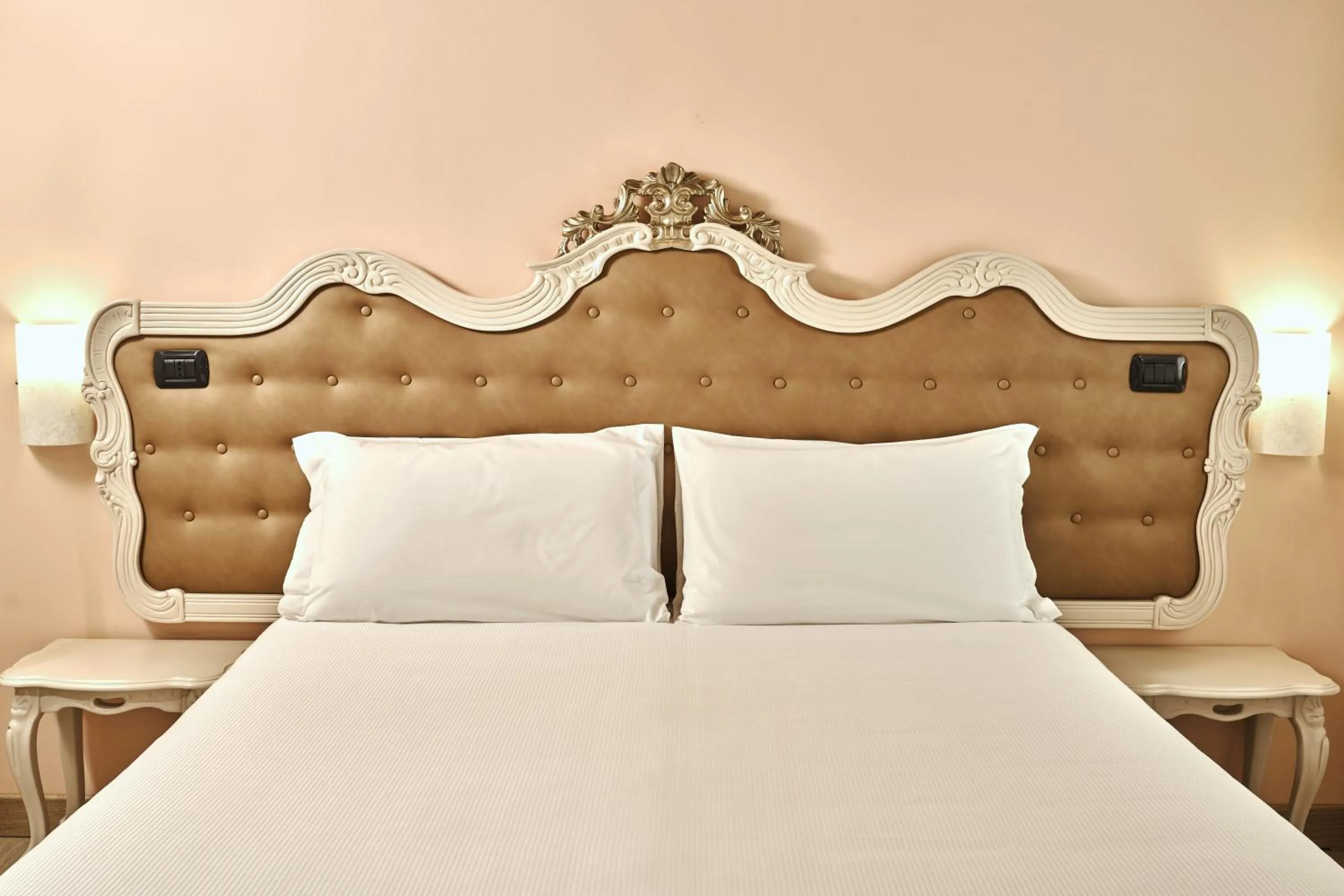 Shower, Bed in Albergo Antica Corte Marchesini