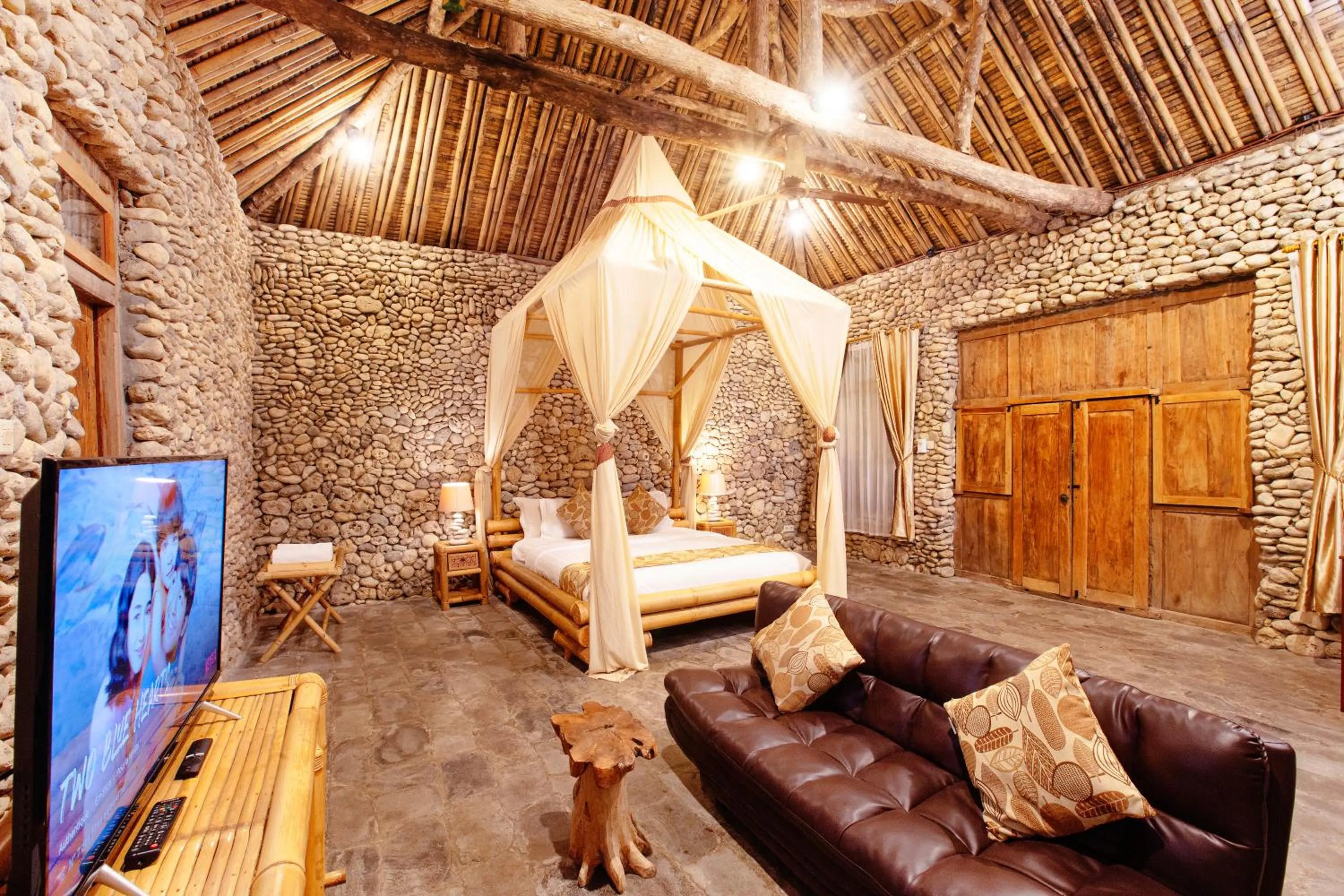 Communal lounge/ TV room, Bed in Rajaklana Resort and Spa