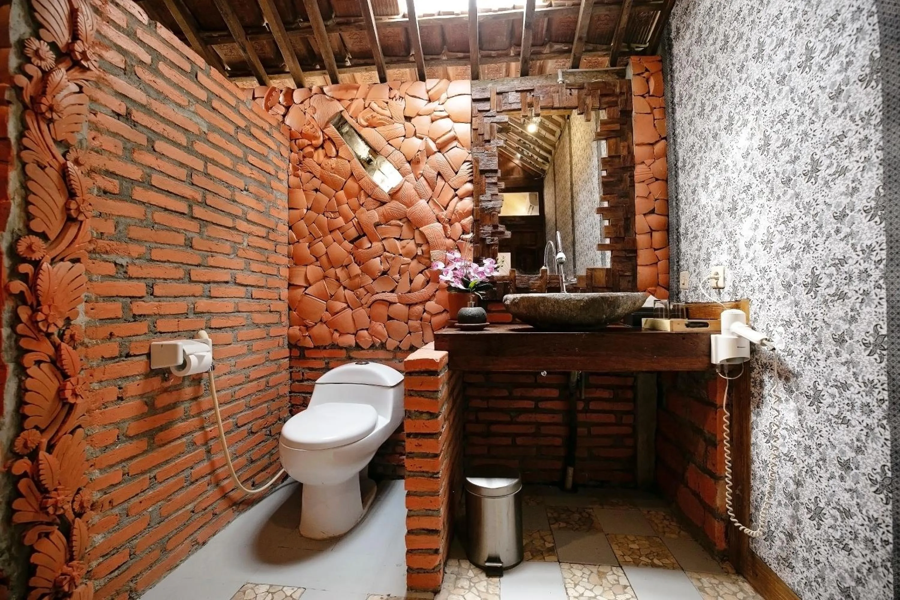 Toilet in Rajaklana Resort and Spa