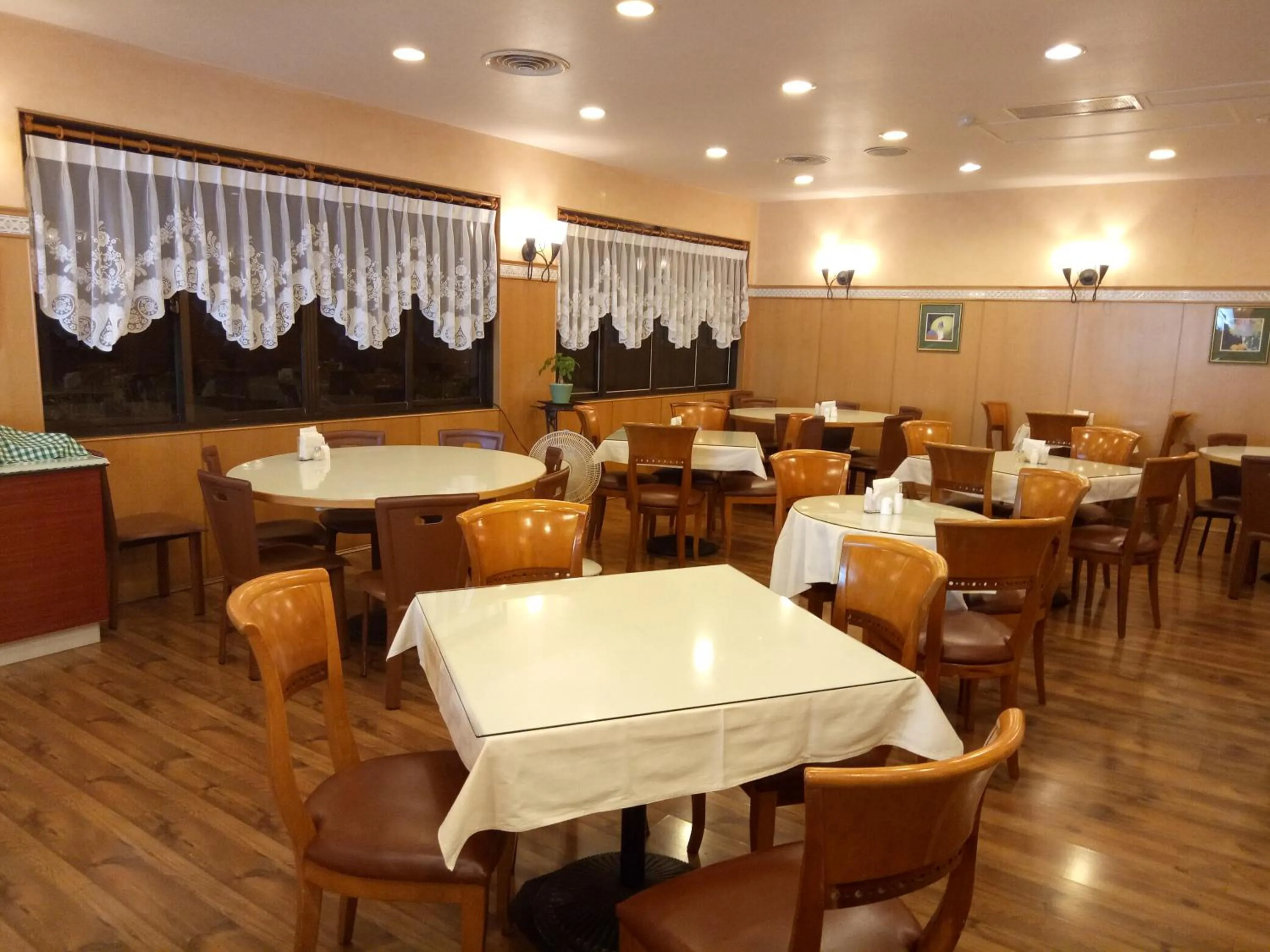 Restaurant/places to eat in Ardi Hotel