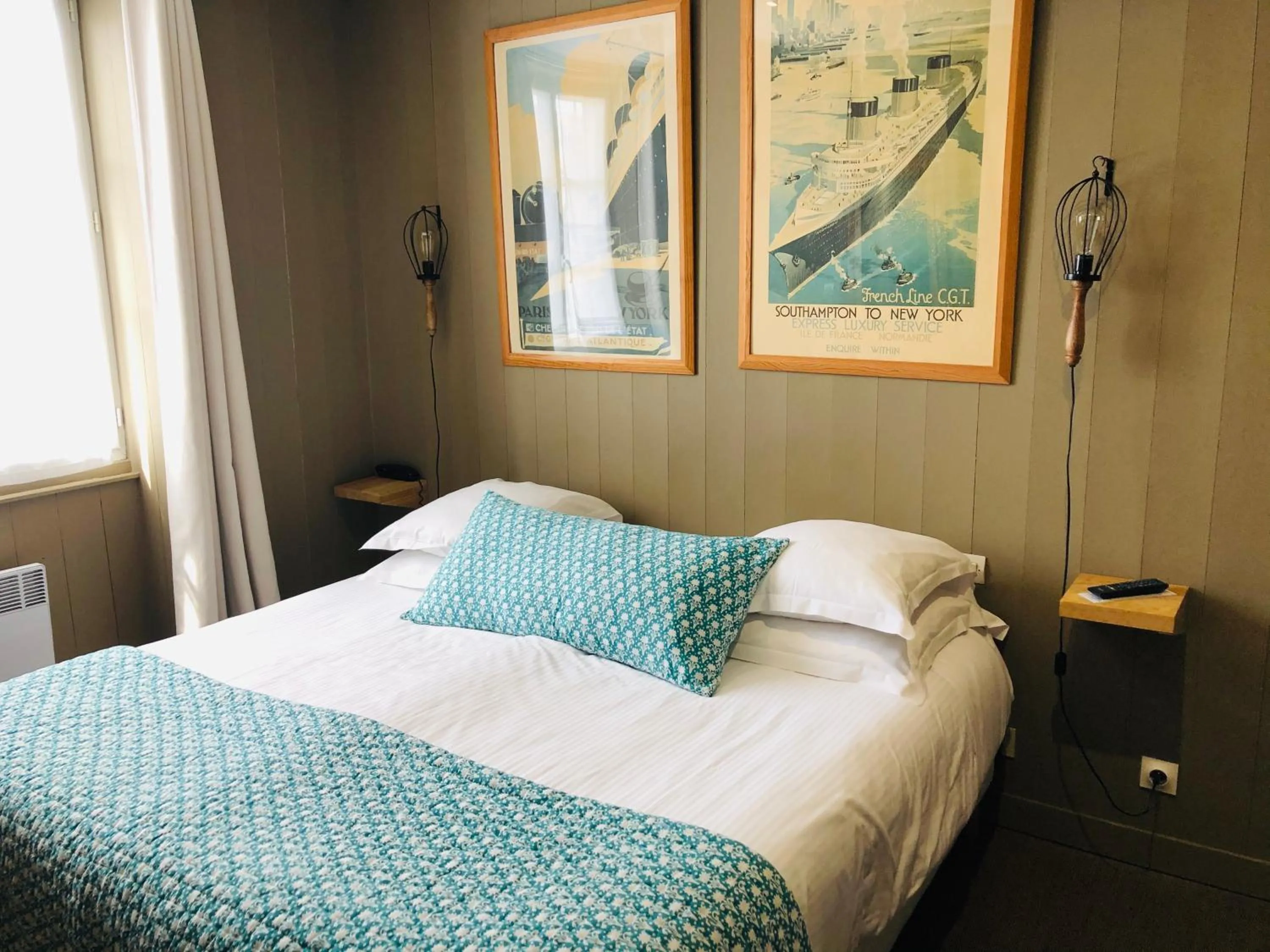 Property building, Bed in Hotel L'Océan